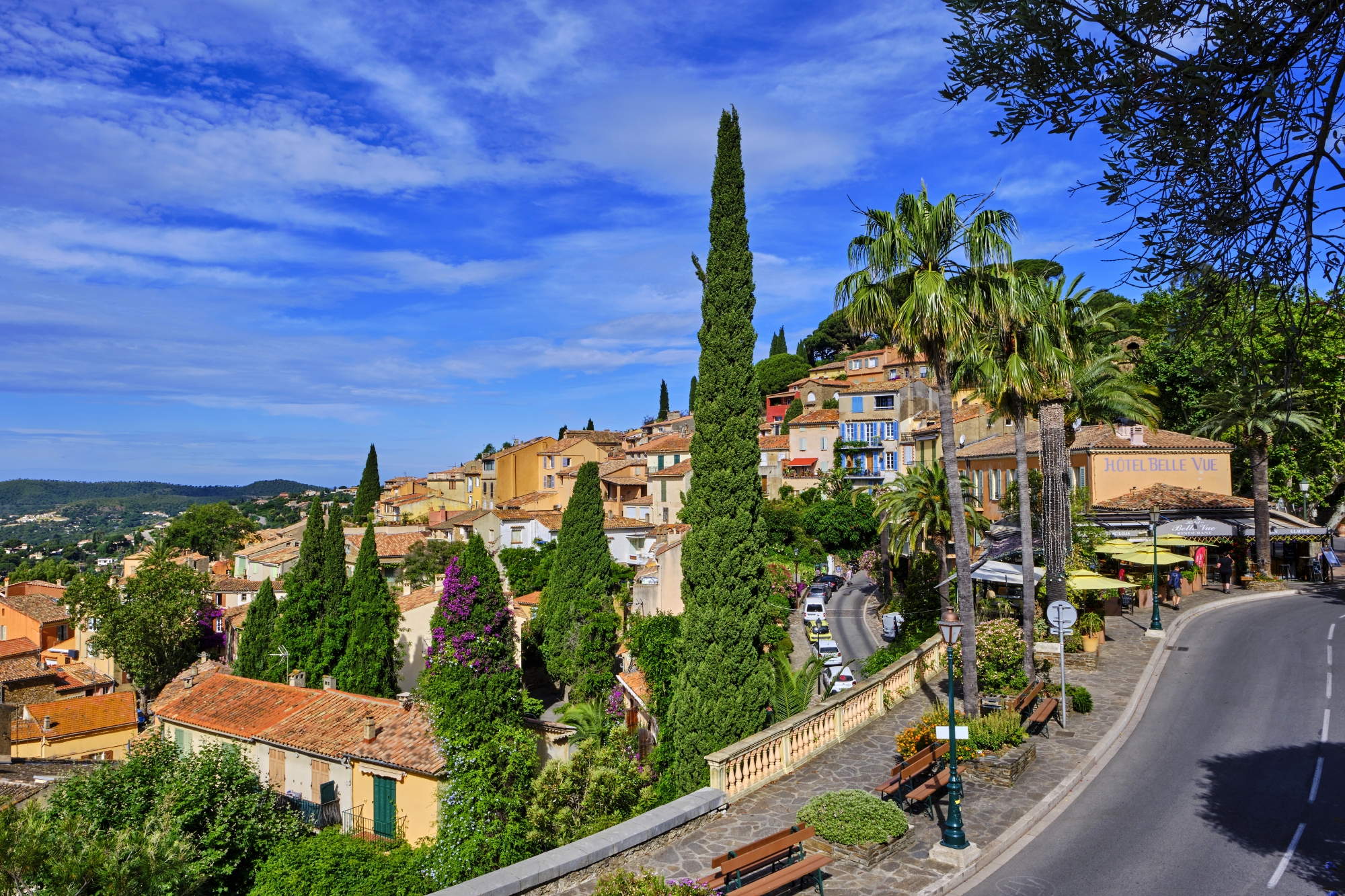 Posé entre mer et collines verdoyantes à 154 m d’altitude, Bormes est un petit bijou d’architecture provençale et de nature luxuriante figurant parmi les « Plus Beaux Villages de France ».