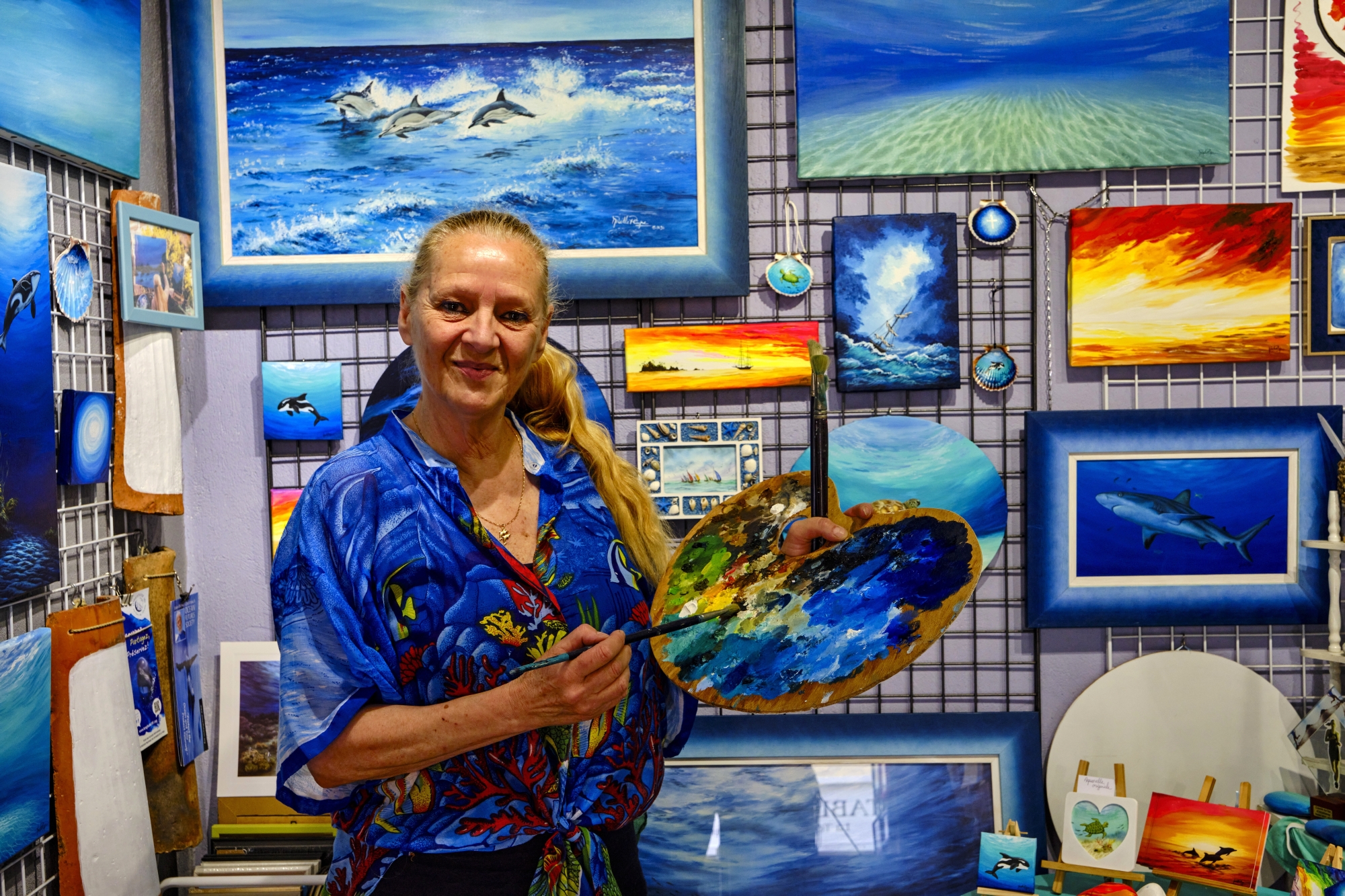 La peintre Mireille Payre dans son atelier. Cette amoureuse de la mer n’hésite pas à peindre sous l’eau, technique qu’elle enseigne aux enfants.