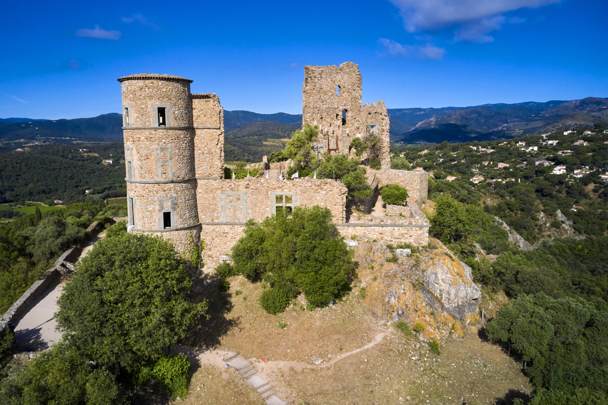 mbragées. À découvrir absolument, les vestiges du château médiéval, datant du xiiie siècle, et l’église Saint-Michel (xiie-xiiie), bel édifice en granit et calcaire qui accueille plusieurs fois par an des concerts de musique classique.