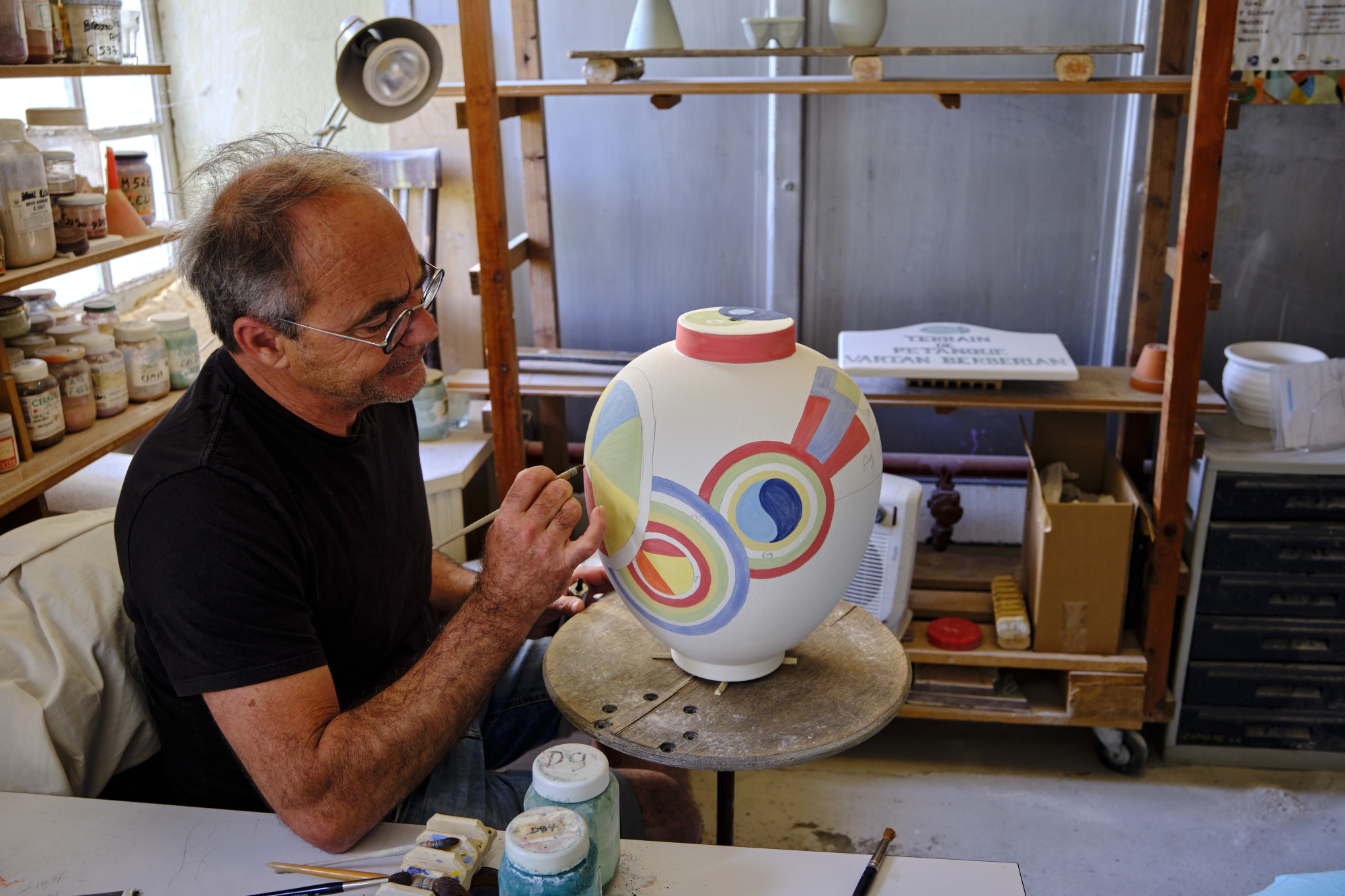 Le céramiste Alexandre Ploix nous ouvre les portes de son atelier-boutique, la Poterie des 3 Terres. Une véritable institution locale qui a pour clients des stars du cinéma, des hommes politiques d'État ou encore de grands industriels.