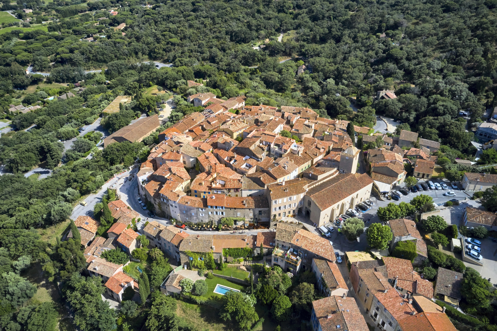 Refuge de célébrités tels Gérard Philipe ou Juliette Gréco, Ramatuelle est une charmante cité médiévale repliée sur elle-même. Très fréquentée, elle est aussi réputée pour ses vignobles.