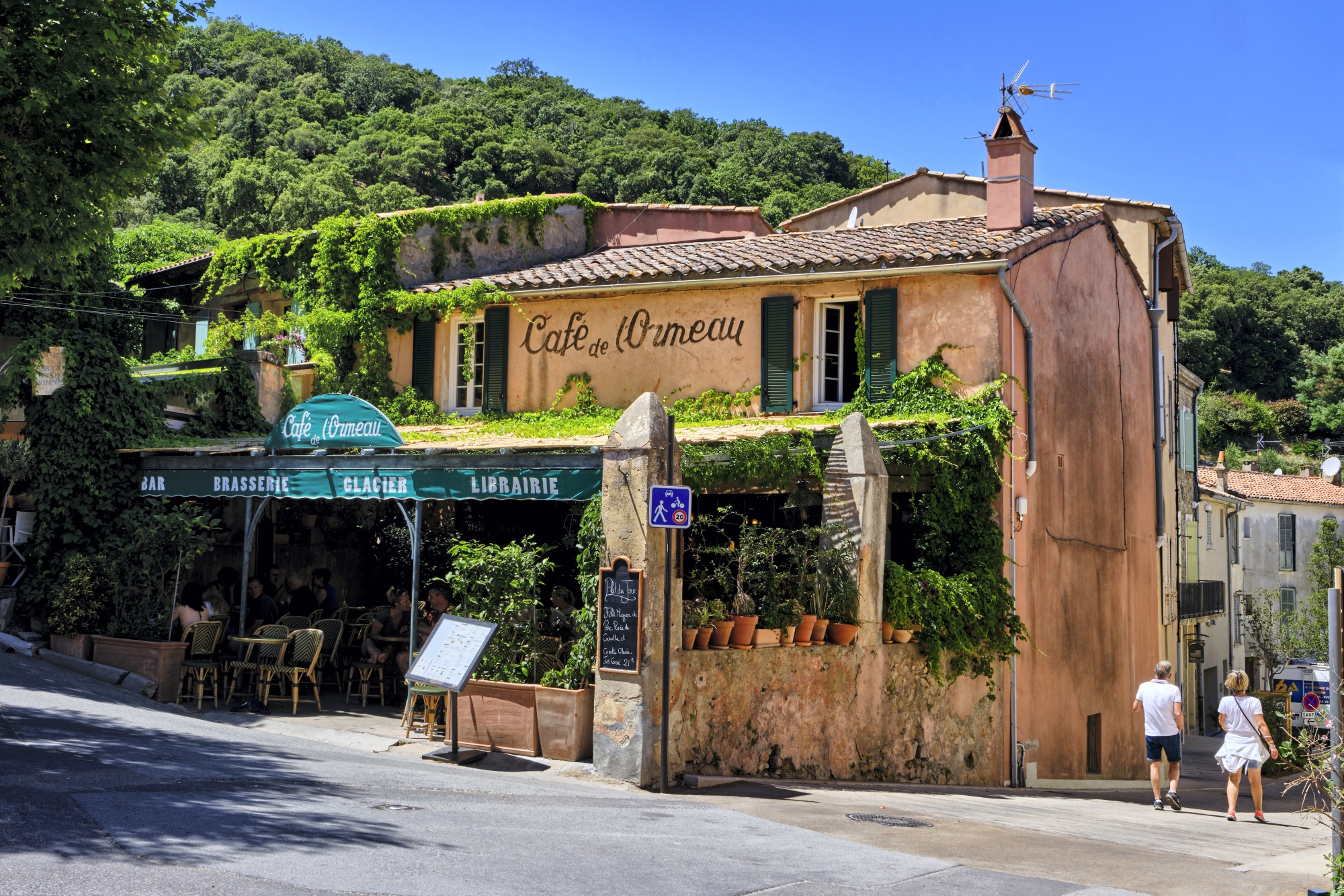 Le café de l’Ormeau, adresse historique et repaire des locaux nostalgiques de l’esprit village d’antan.
