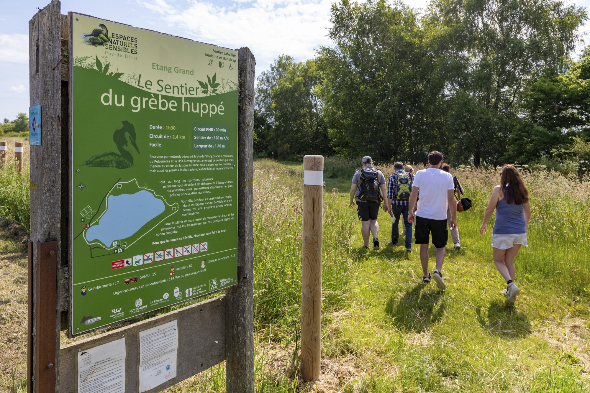 Dans les zones sèches, il y a une grande diversité de plantes et d’insectes, tandis que les zones humides abritent batraciens et libellules, de nombreuses espèces d’oiseaux, dont le fameux grèbe huppé.