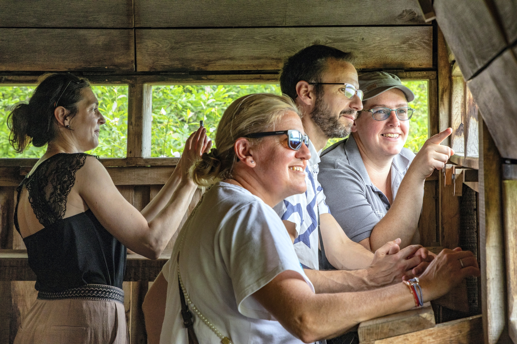 Caitline Lajoie, garde nature du parc naturel régional, fait découvrir aux visiteurs la biodiversité de la zone, depuis un poste d’observation.
