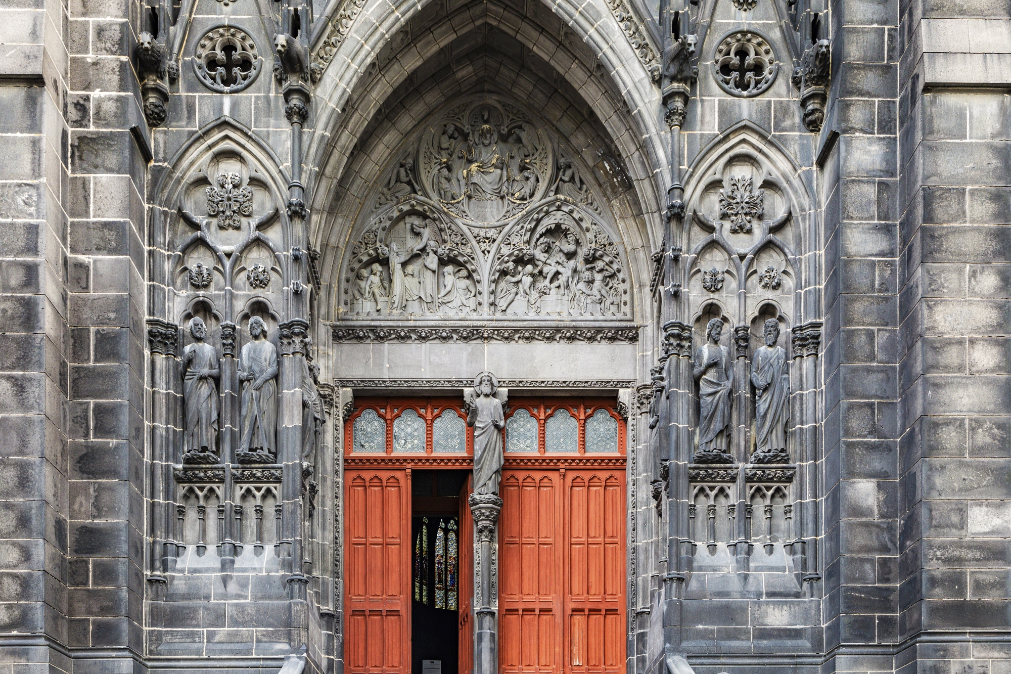 La façade ouest de la cathédrale Notre-Dame-de- l’Assomption.