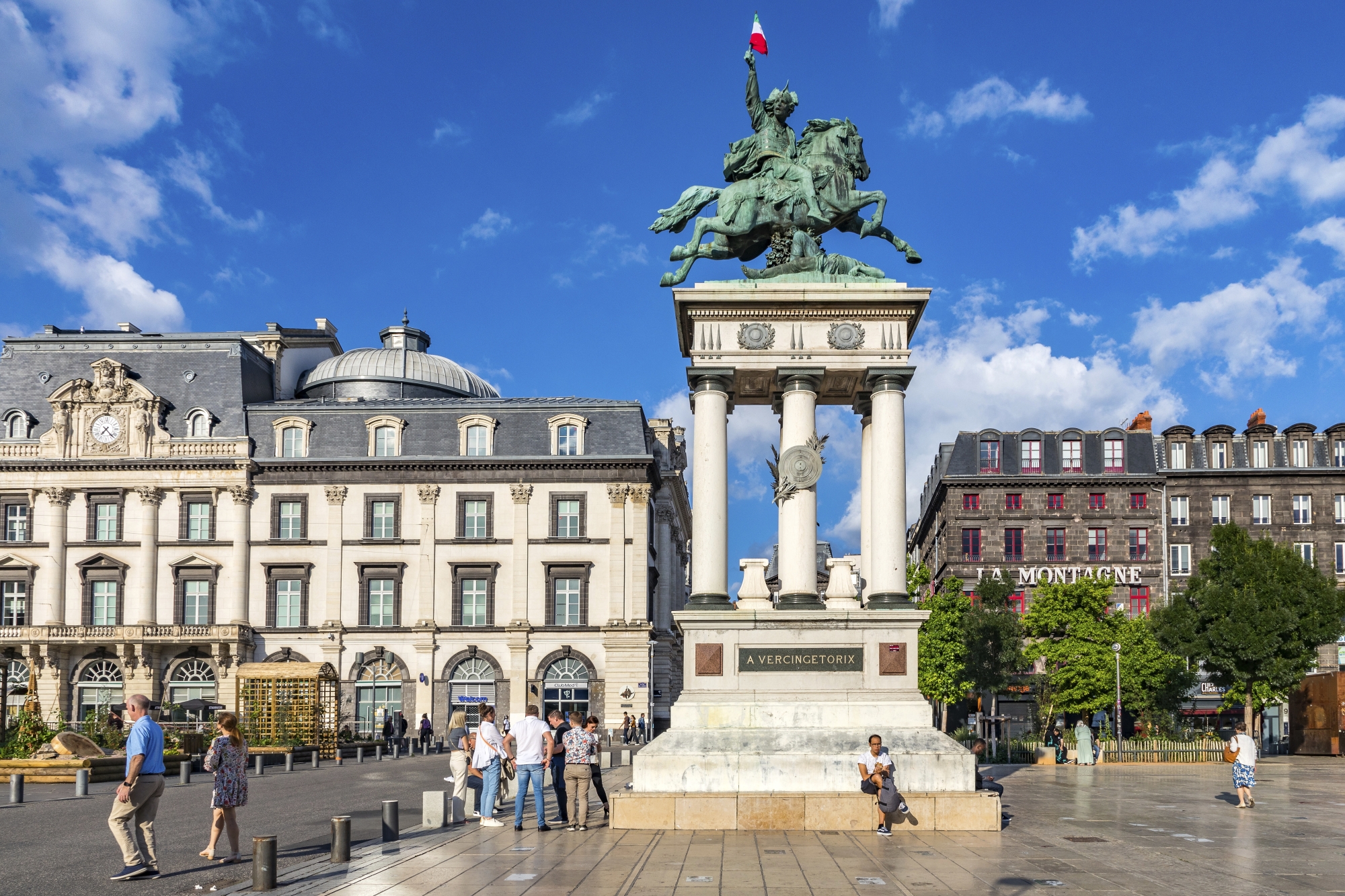 sur la place de Jaude, la statue équestre en bronze de Vercingétorix, chef des Arvernes et vainqueur du siège de Gergovie, de Auguste Bartholdi (1903).