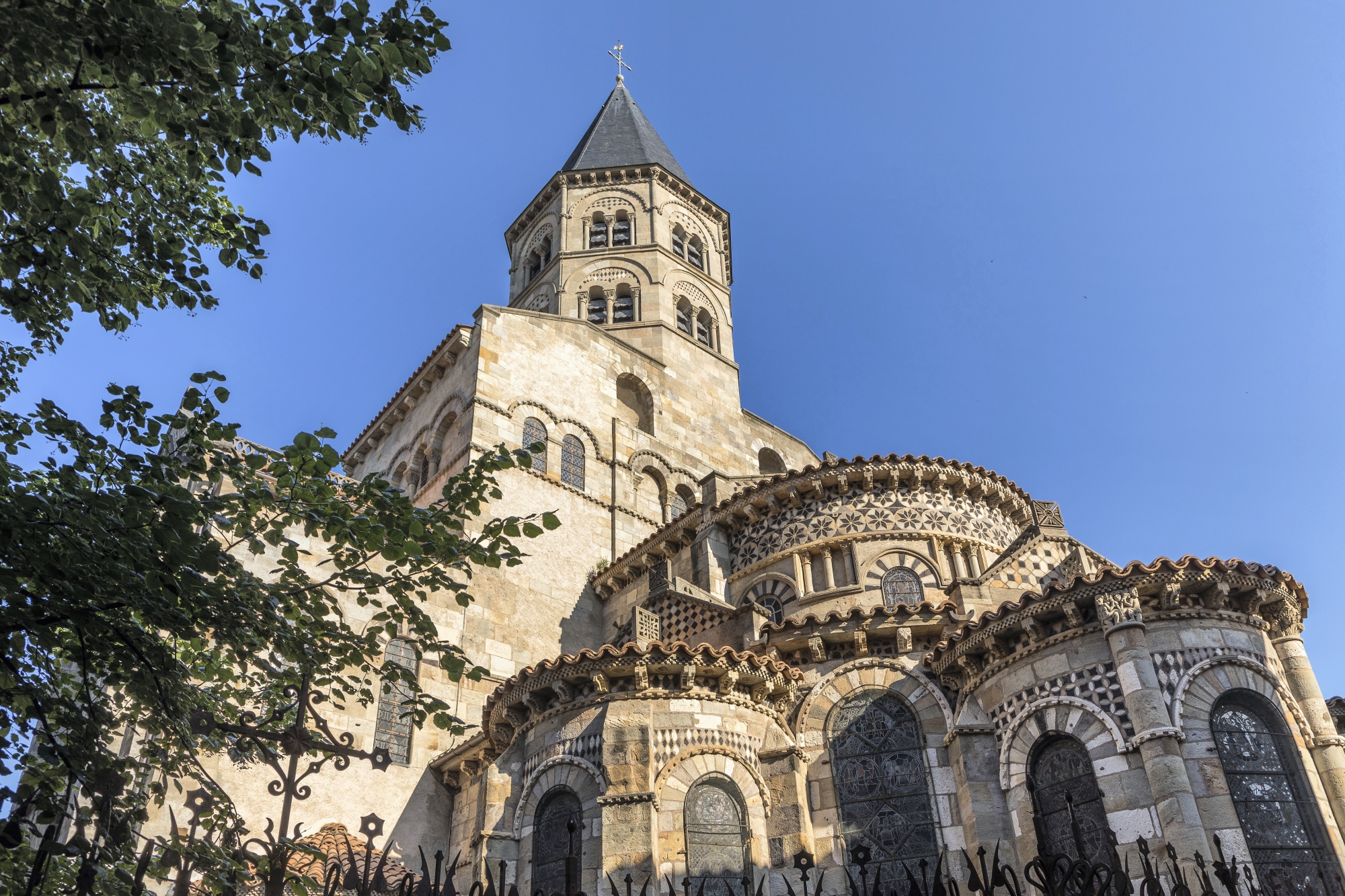 Édifiée au xiie siècle entre la place Delille et la cathé- drale, la basilique Notre-Dame-du-Port, de style roman auvergnat, a une architecture singulière : un massif bar- long coiffé d’un clocher surmonte la croisée de transept.