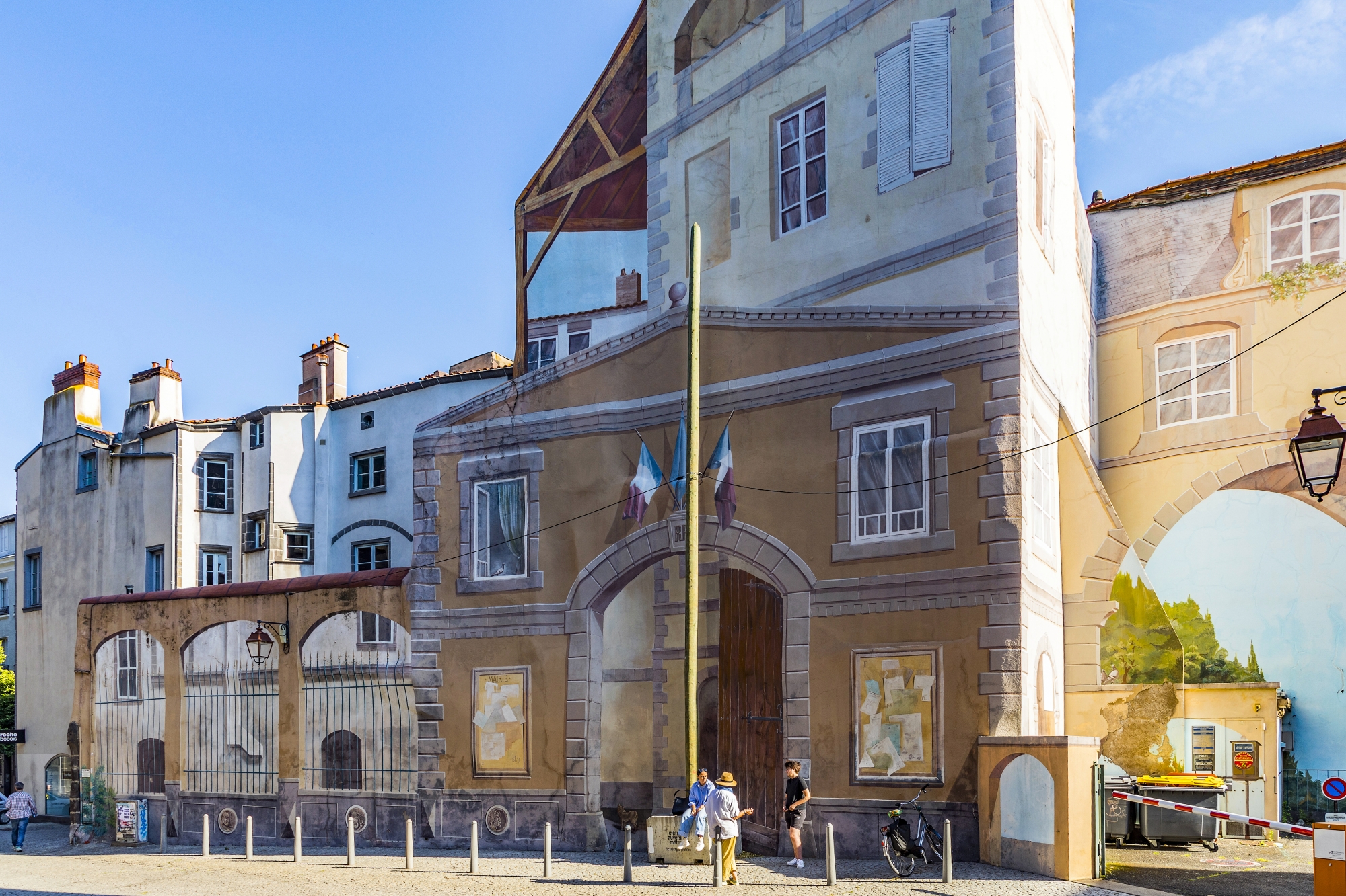 un trompe-l’œil architectural, créé par l’artiste Slobo en 1990 sur une façade de la rue des Grands-Jours, à côté de la cathédrale.