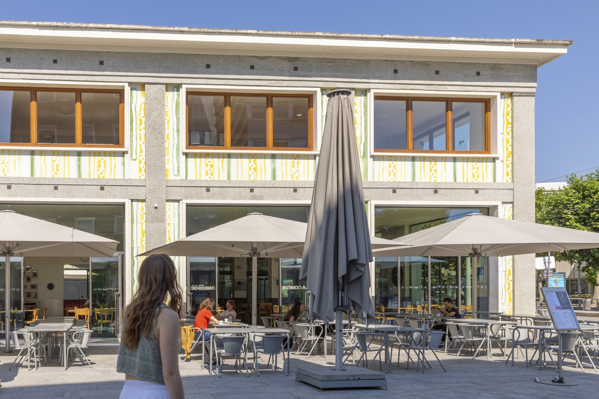 naugurée en 2020, La Comédie, scène nationale, a été construite sur le site de l’ancienne gare routière de Clermont- Ferrand. Le lieu dispose de deux salles et propose 130 spectacles par an, de danse, théâtre, musique…