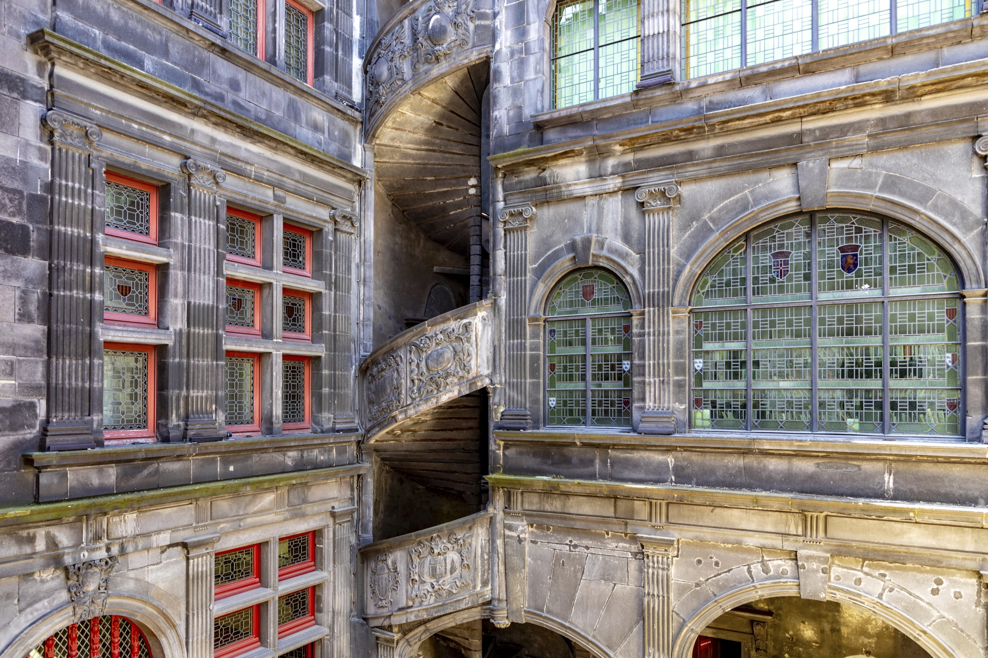 Le Centre photographique dirigé par François-Nicolas L’Hardi (ci-contre), installé depuis quinze ans rue des Gras, dans l’hôtel particulier Fontfreyde, monument historique du xvie siècle, propose des expositions temporaires d’œuvres contemporaines et est un des lieux d’exposition du festival international Nicéphore +.
