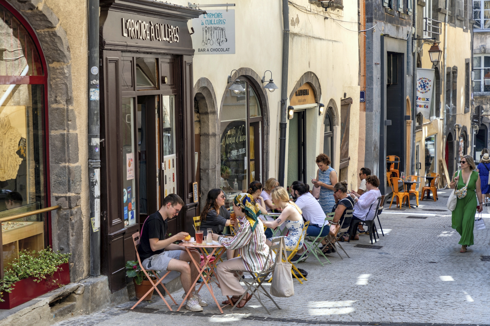 La rue commerçante des Chaussetiers, pavée, piétonne et bordée de terrasses de restaurants.