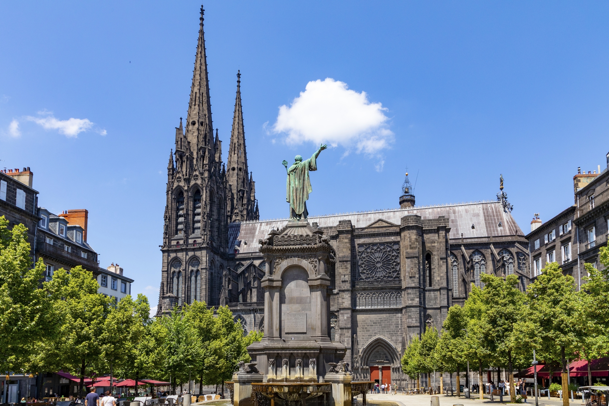 La cathédrale Notre-Dame- de-l’Assomp- tion, édifiée en pierre de Volvic à partir du xiiie siècle et achevée à l’aube du xxe siècle d’après les plans de Viollet- le-Duc. Le parvis méridional donne sur la place de la Victoire avec la fontaine Urbain II (1898) surmontée d’une statue en bronze du pape, réalisée par Henri Gourgouillon (1858-1902).