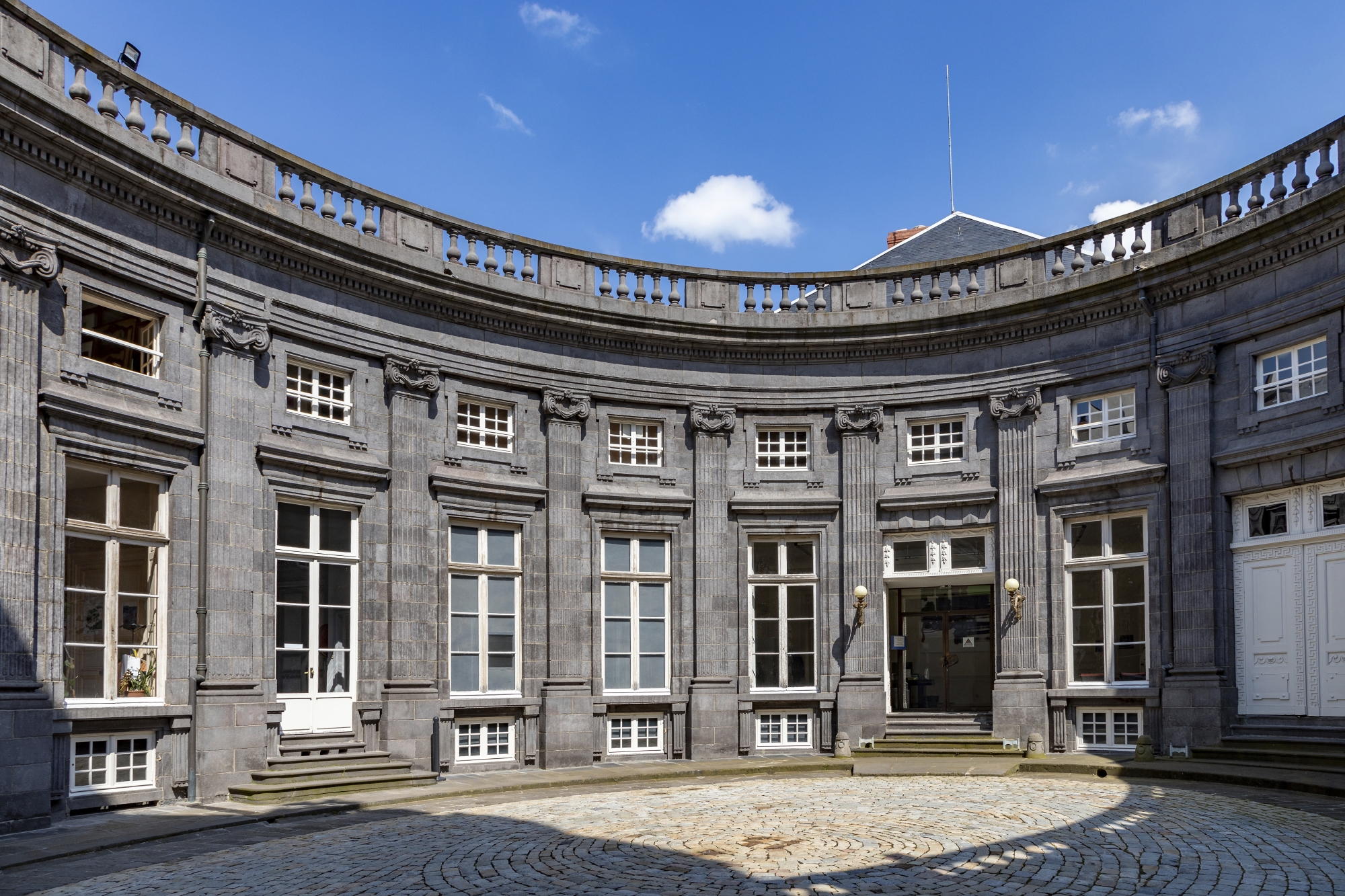 L’hôtel de Chazerat, hôtel particulier de style Louis XVI édifié en pierre de Volvic dans les années 1760, abrite depuis 1982 la direc- tion régionale des Affaires culturelles (DRAC).