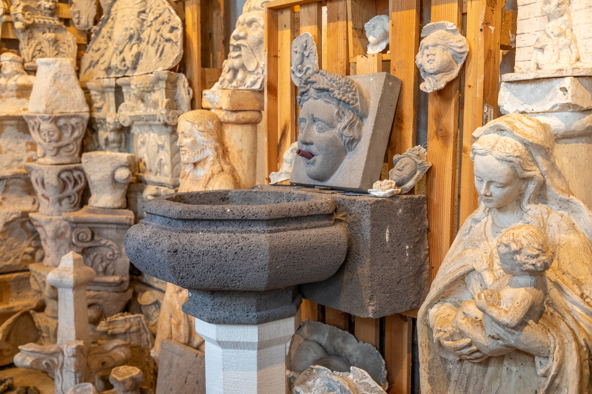 Fort de ses compétences dans les domaines de l’archéologie et de l’histoire de l’art, l’artiste s’est également tourné vers la restauration de patrimoine.