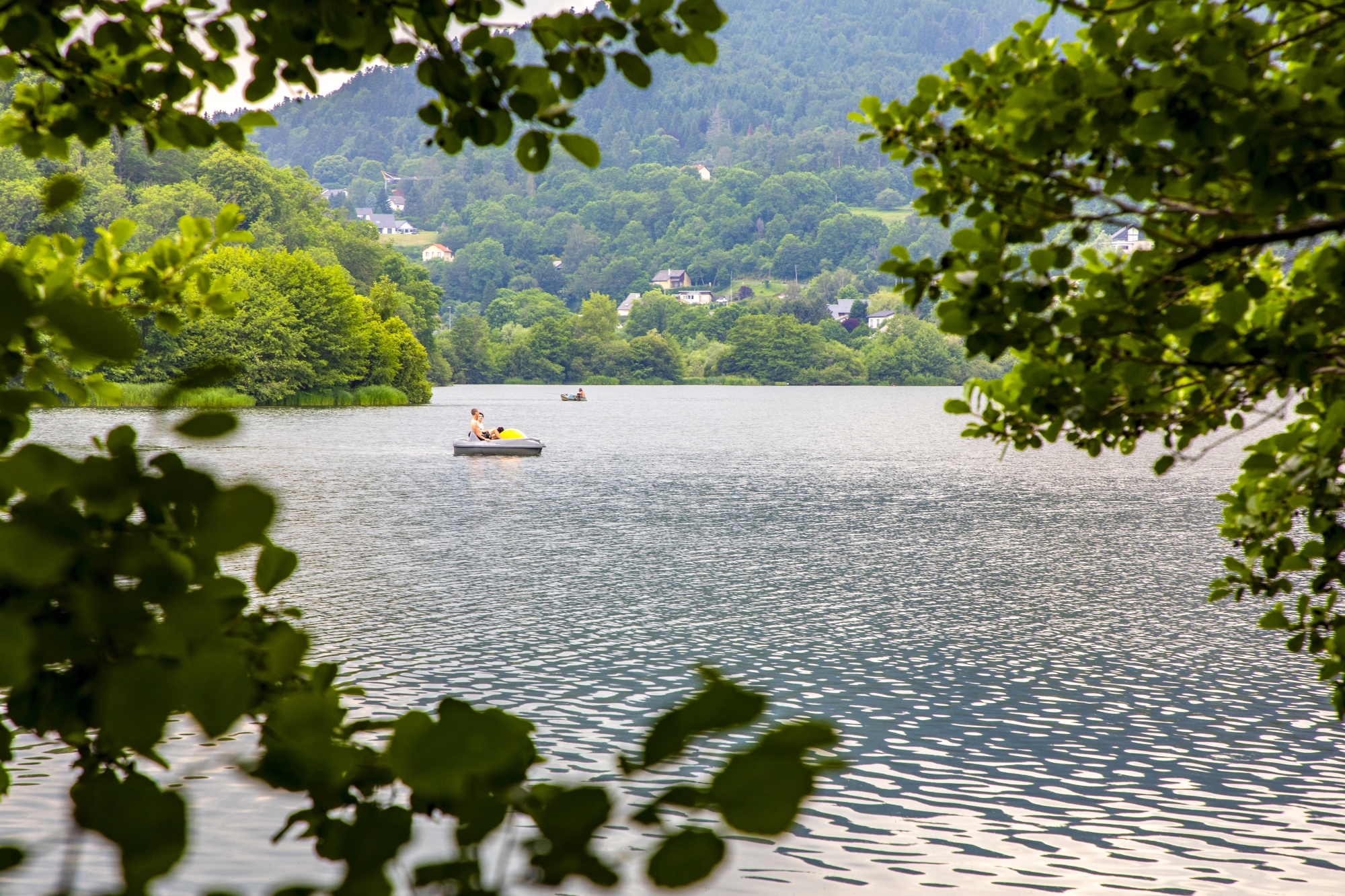 Sur la rive ouest du lac d’Aydat, les baigneurs ont accès à différents sports nautiques, comme le pédalo, dans un cadre naturel magnifique propice aux balades, à la découverte de la faune et de la flore locales. Le tour du lac fait plus de 5 kilomètres et offre de nombreux panoramas.