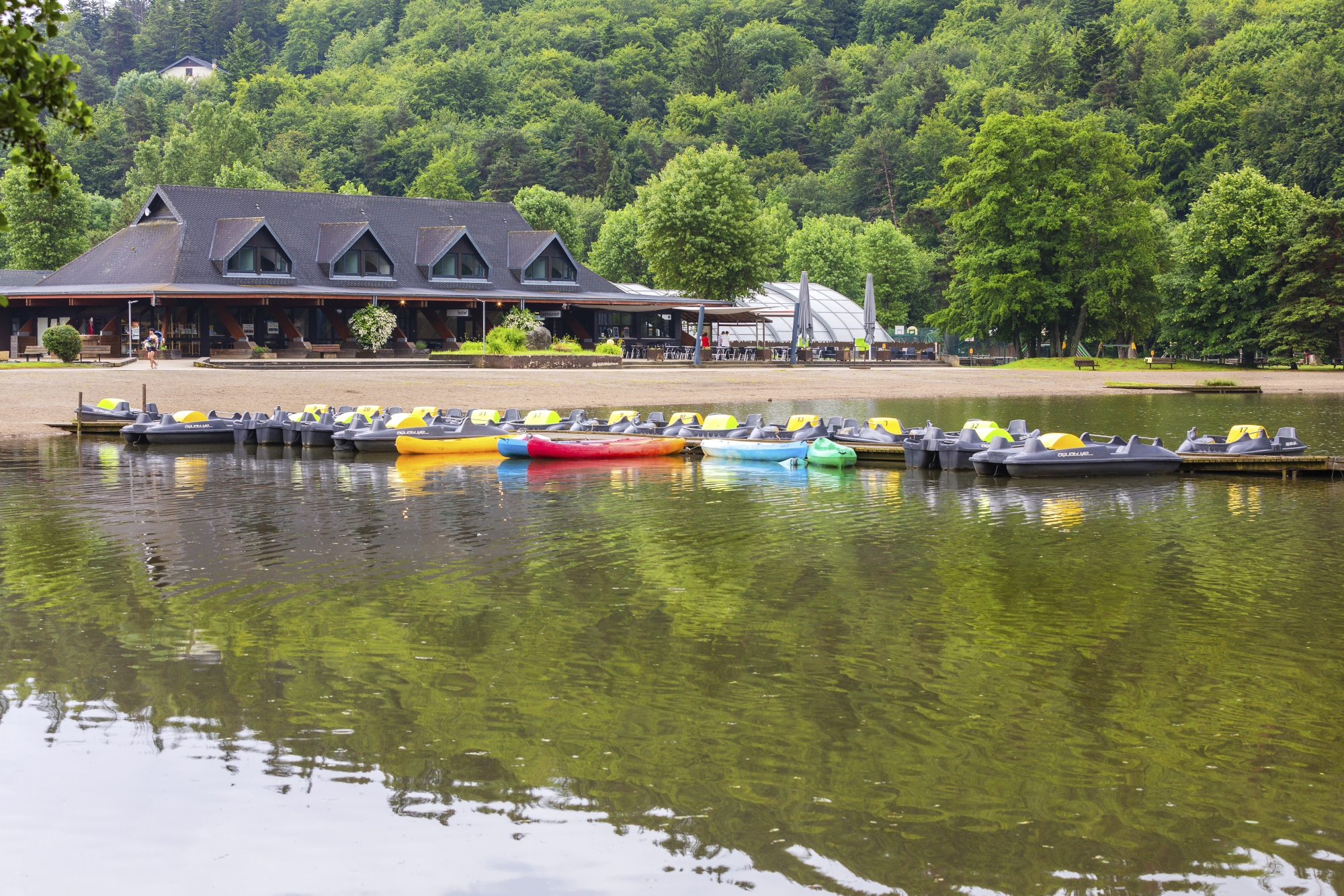 Pêche en eau douce, baignade et activités nautiques, cyclisme sur voie verte, randonnée pédestre pour tous, visite de château et pique-nique en famille… le lac de Chambon, lac de barrage volcanique dans le massif du Sancy, est un site assez idéal pour une bouffée d’air plus ou moins sportive, au cœur d’une nature foisonnante.