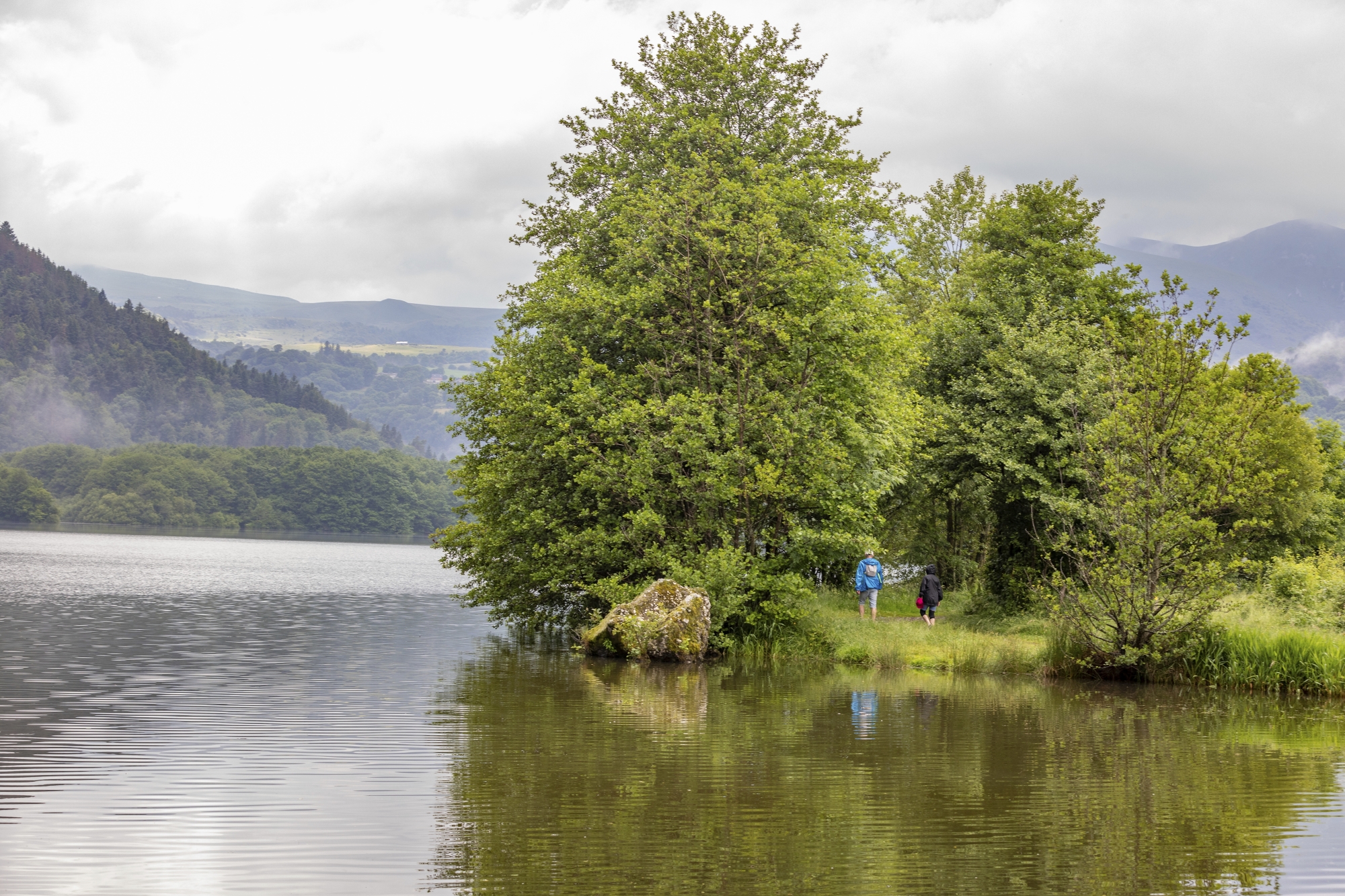 Randonnée pédestre pour tous en bord de lac.