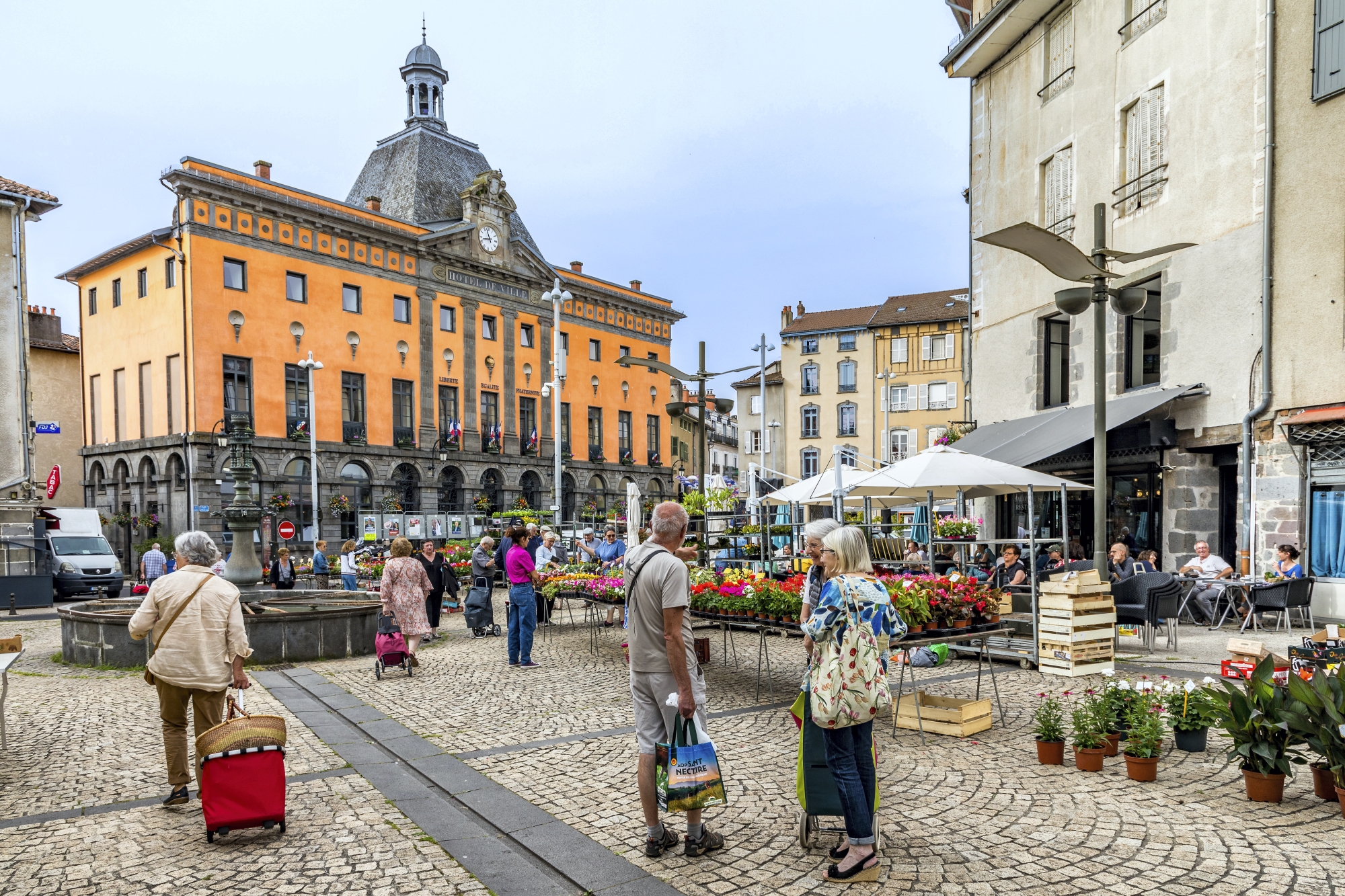 Les étals de fleurs et de vêtements s’installent deux fois par semaine place de l’Hôtel-de- Ville, à côté de la halle couverte où sont proposés produits frais et du terroir et spécialités locales. L’hôtel de Ville du XIXe siècle est inscrit au titre des monuments historiques.