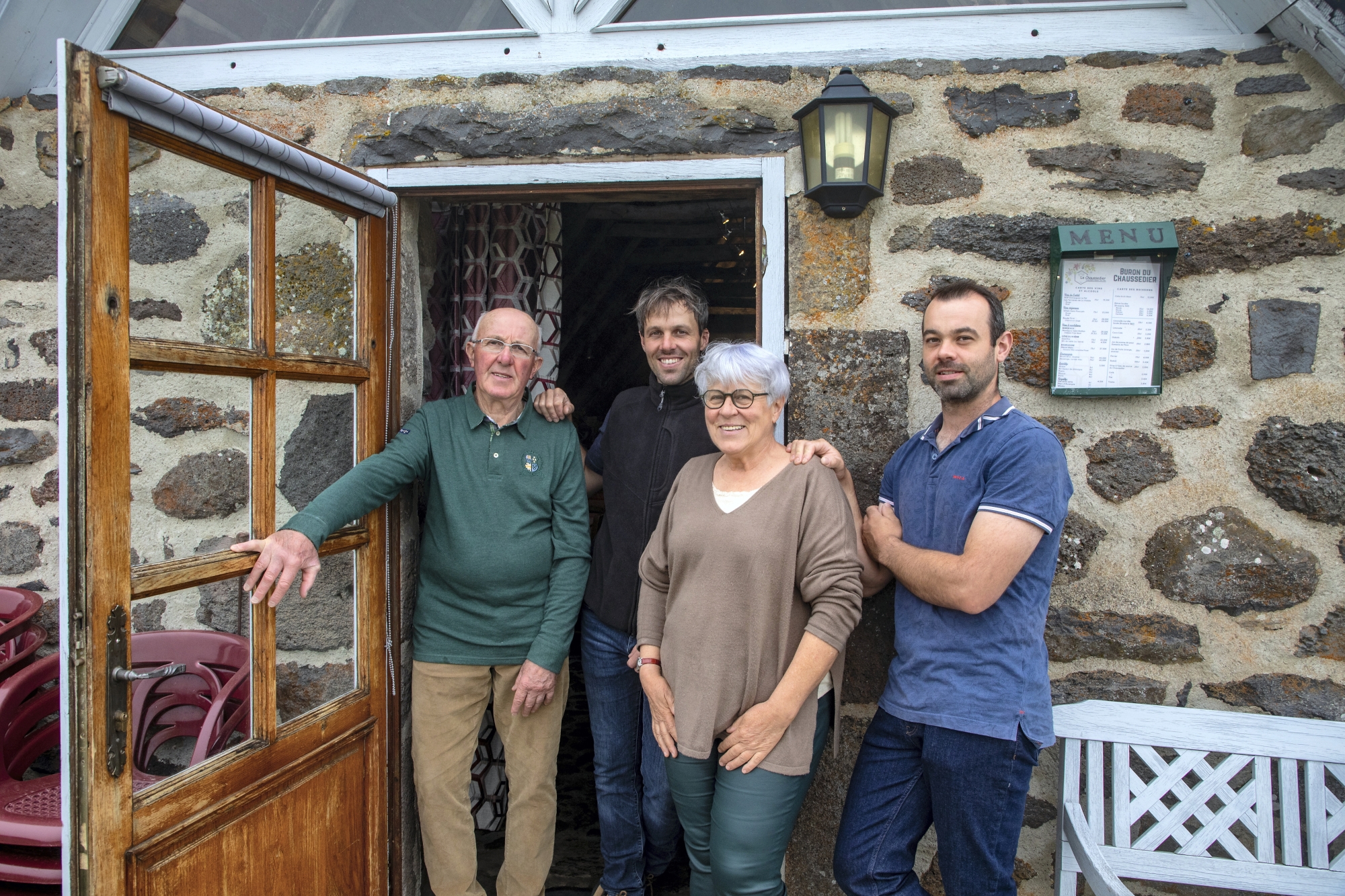 Installé au pied du puy Mary, le buron du Chaussedier est une ferme- auberge créée par les Mathieu, une famille d’agriculteurs- éleveurs, en 1999. Dans un décor authentique et chaleureux, les spécialités régionales – pounti, bourriols, viande de Salers… – sont à l’honneur