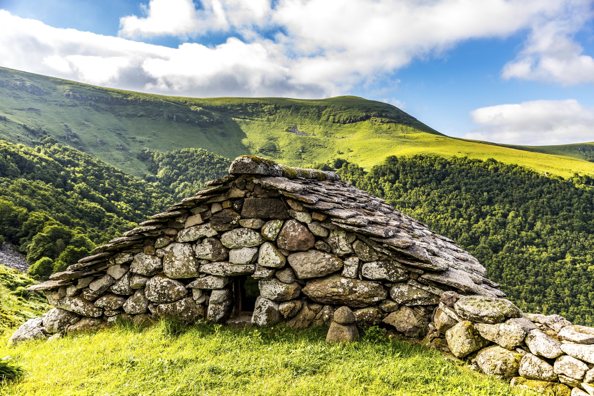 Accessible uniquement par un chemin de randonnée ou un chemin privé, surplombant la vallée de la Cère, le buron de Niercombe, transformé en gîte, promet un séjour paisible dans un environnement naturel préservé. Équipé de mobilier en bois, tapissé de feutrine, il est chaleureux, confortable et peut accueillir 4 personnes.