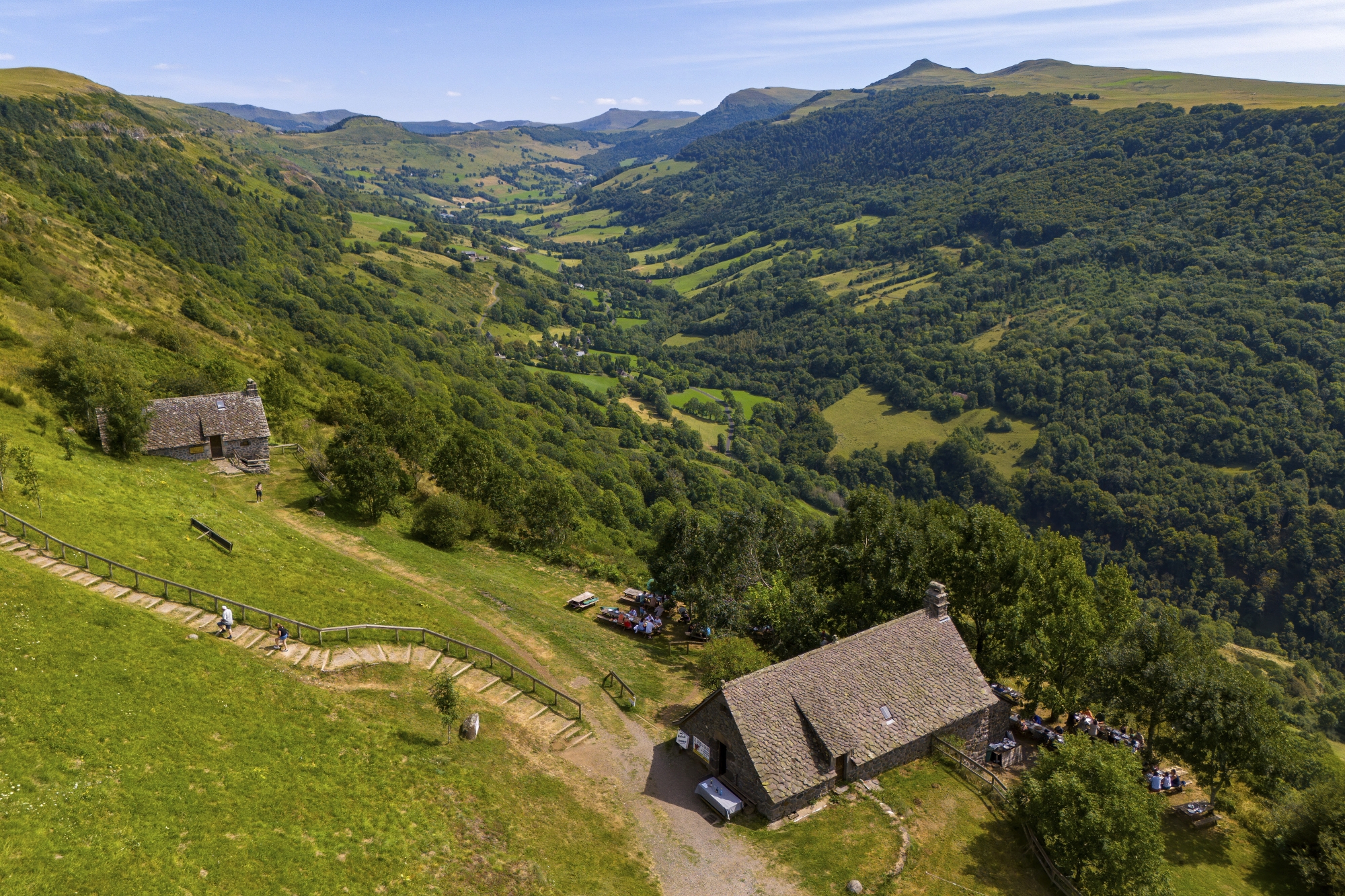 Site touristique majeur du Cantal, les Burons de Salers surplombent la vallée de la Maronne.