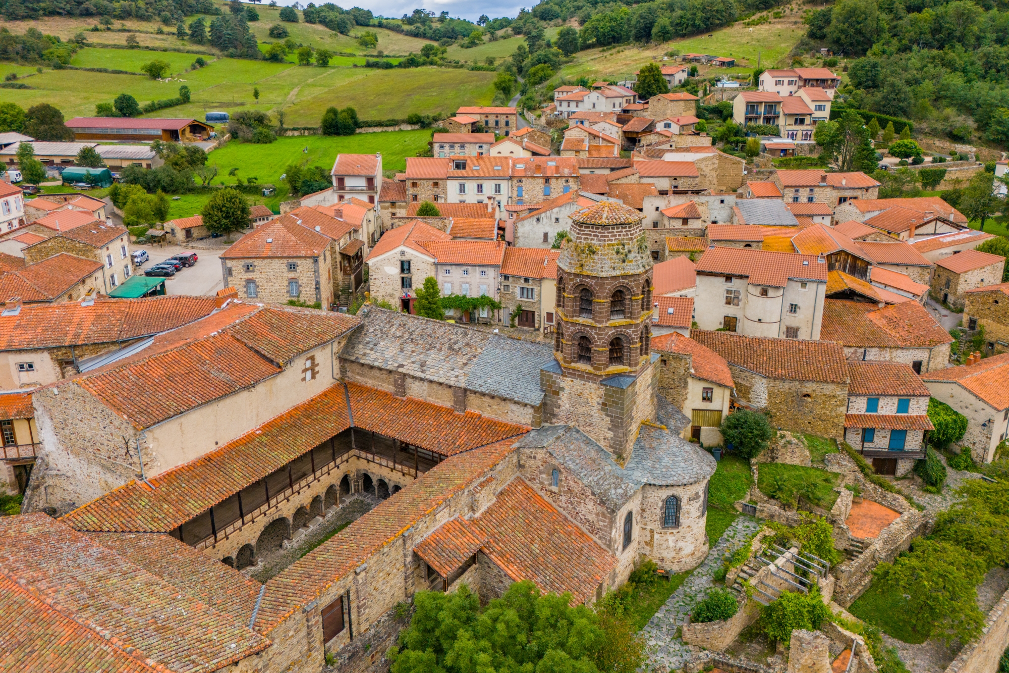 Ci-contre, l'abbaye et village de Lavaudieu, l'un des "Plus Beaux Villages de France".