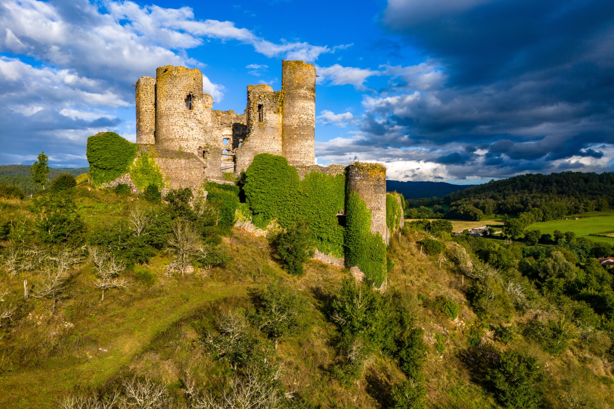 Le château de Domeyrat domine fièrement le village éponyme, du haut de son piton rocheux.
