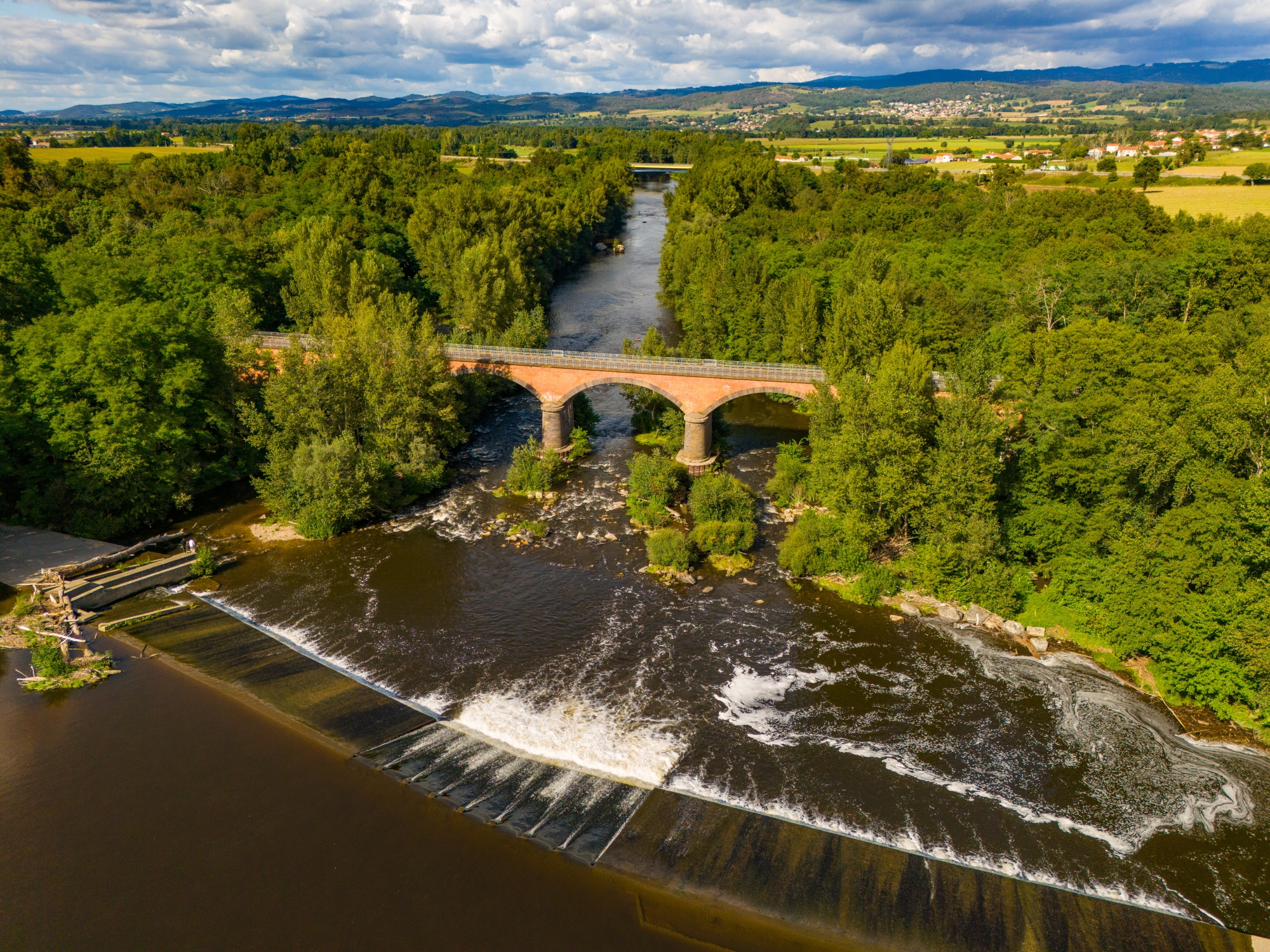 Moment nature dans les gorges de l'Allier et sur le plan d'eau de La Bageasse : pédalos, raft, structure gonflable.