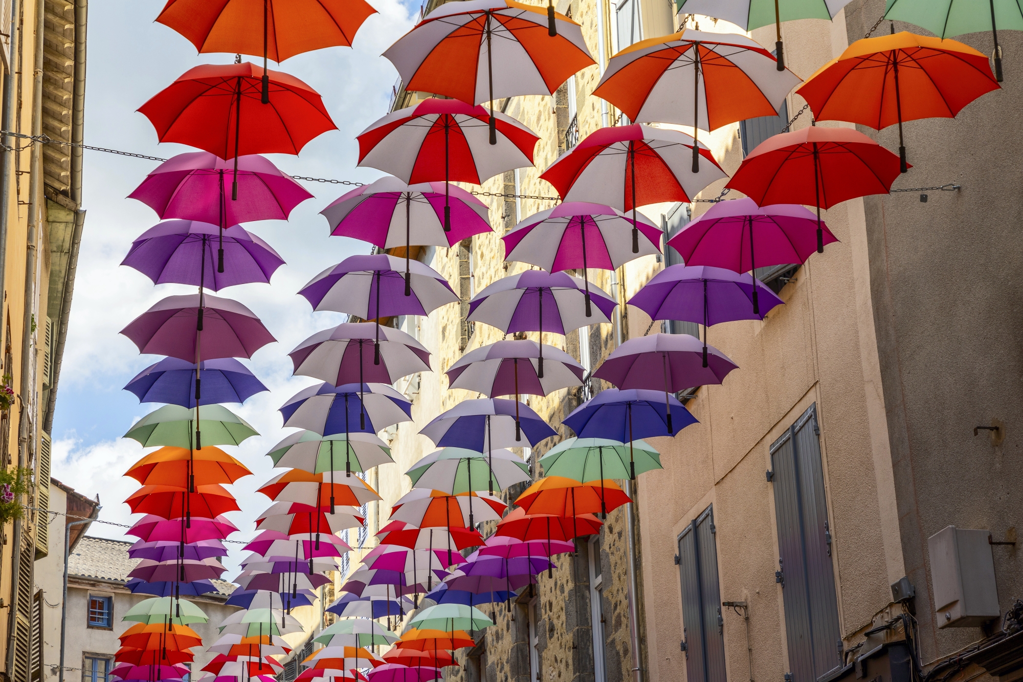 L’été, 1 200 parapluies couvrent les rues piétonnes Émile- Duclaux et Victor-Hugo, et la place du Salut (ci-contre). L’installation est réalisée par l’emblématique maison Piganiol, fabrique de parapluies aurillacoise depuis 1884