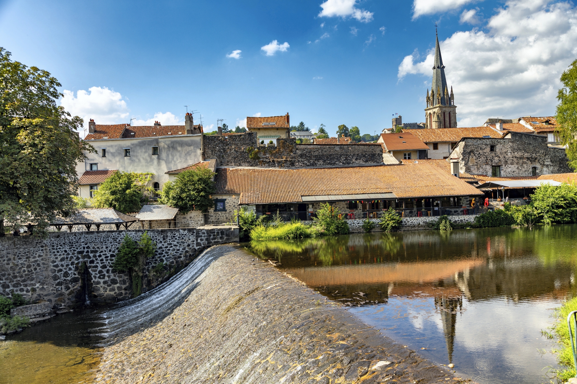 Paisiblement installée au pied des monts du Cantal, Aurillac s’est construite sur les rives de la Jordanne. L’abbatiale Saint-Géraud qui surplombe la ville, a été édifiée au xe siècle, rebâtie au xvie siècle, puis au xviie siècle, et achevée à la fin du XIXe siècle, par la construction de son clocher actuel.