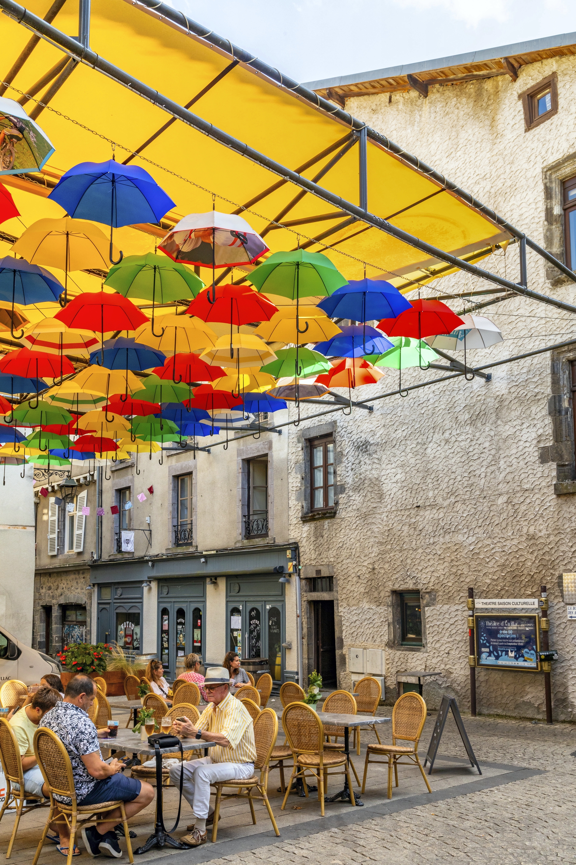 Terrasse de bistrot sur la place du Salut.