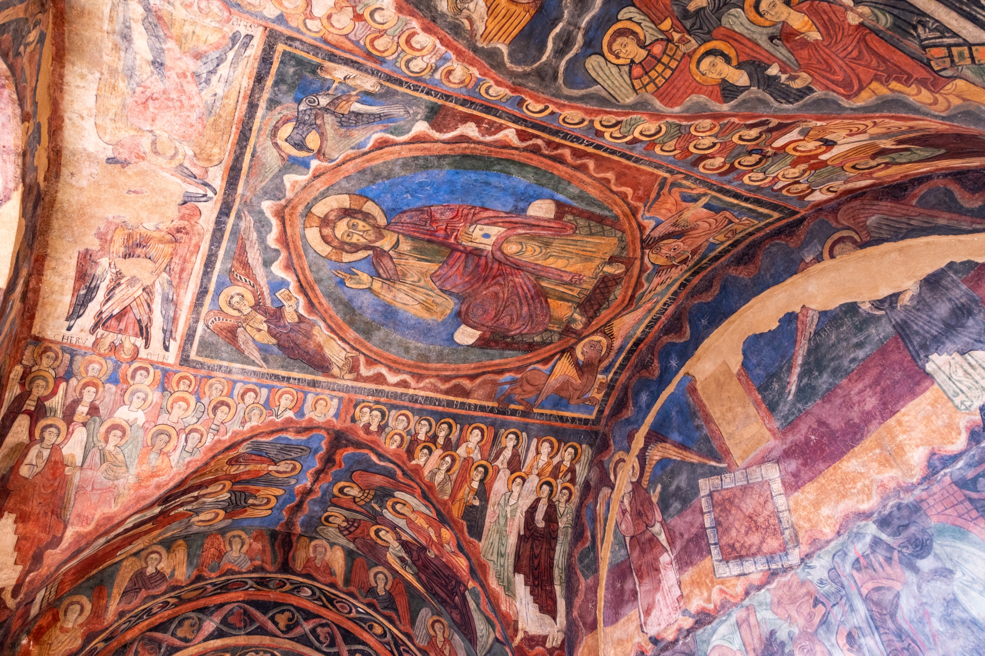 L'église romane affiche des proportions hors normes (74 mètres de long) dans sa robe de pierres rouges et beiges mêlant grès, calcaire et pouzzolane.
