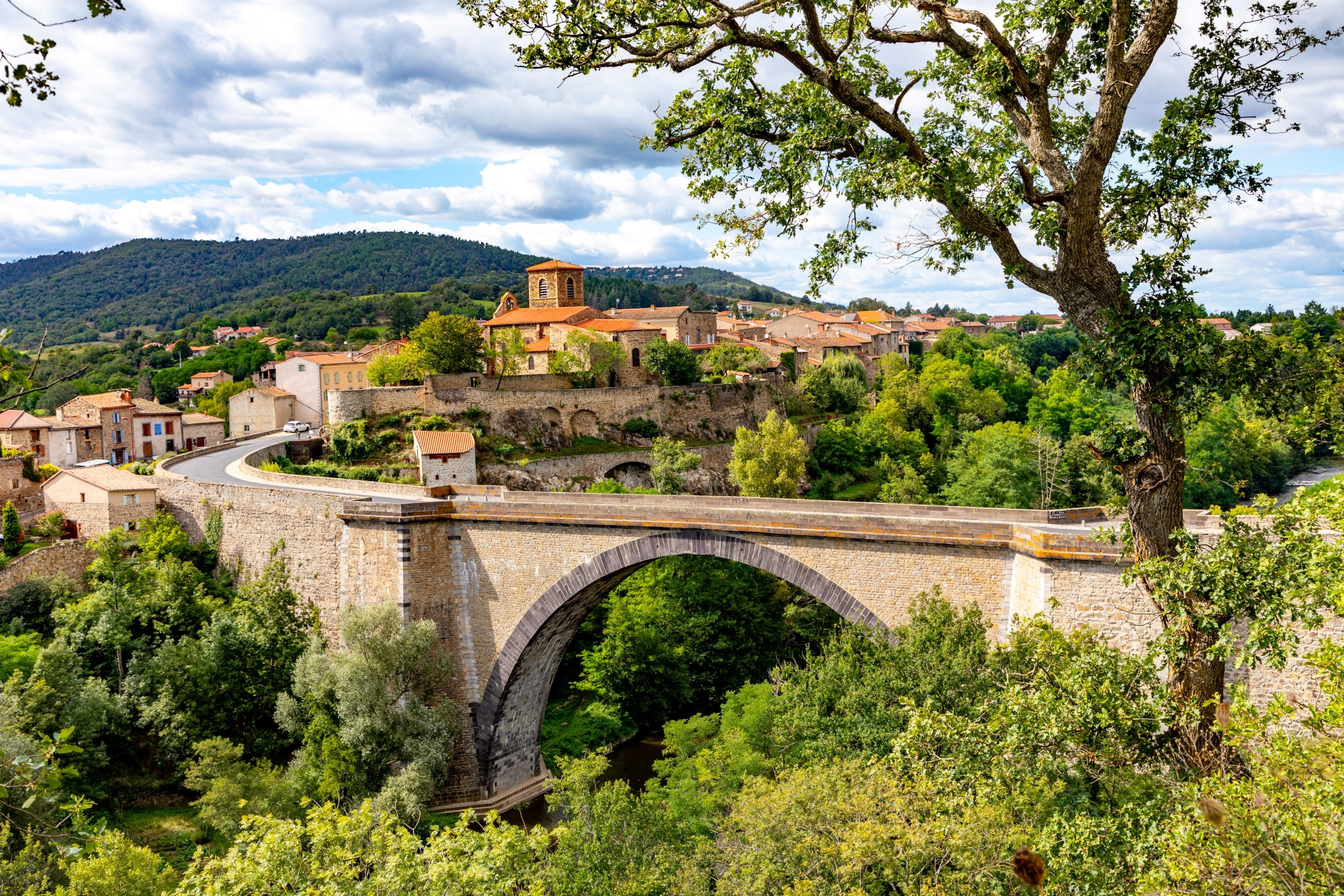 À 5 km au sud de Brioude, Vieille-Brioude s’élève sur un éperon rocheux offrant un panorama exceptionnel sur la vallée de l’Allier et la confluence du Céroux. 
