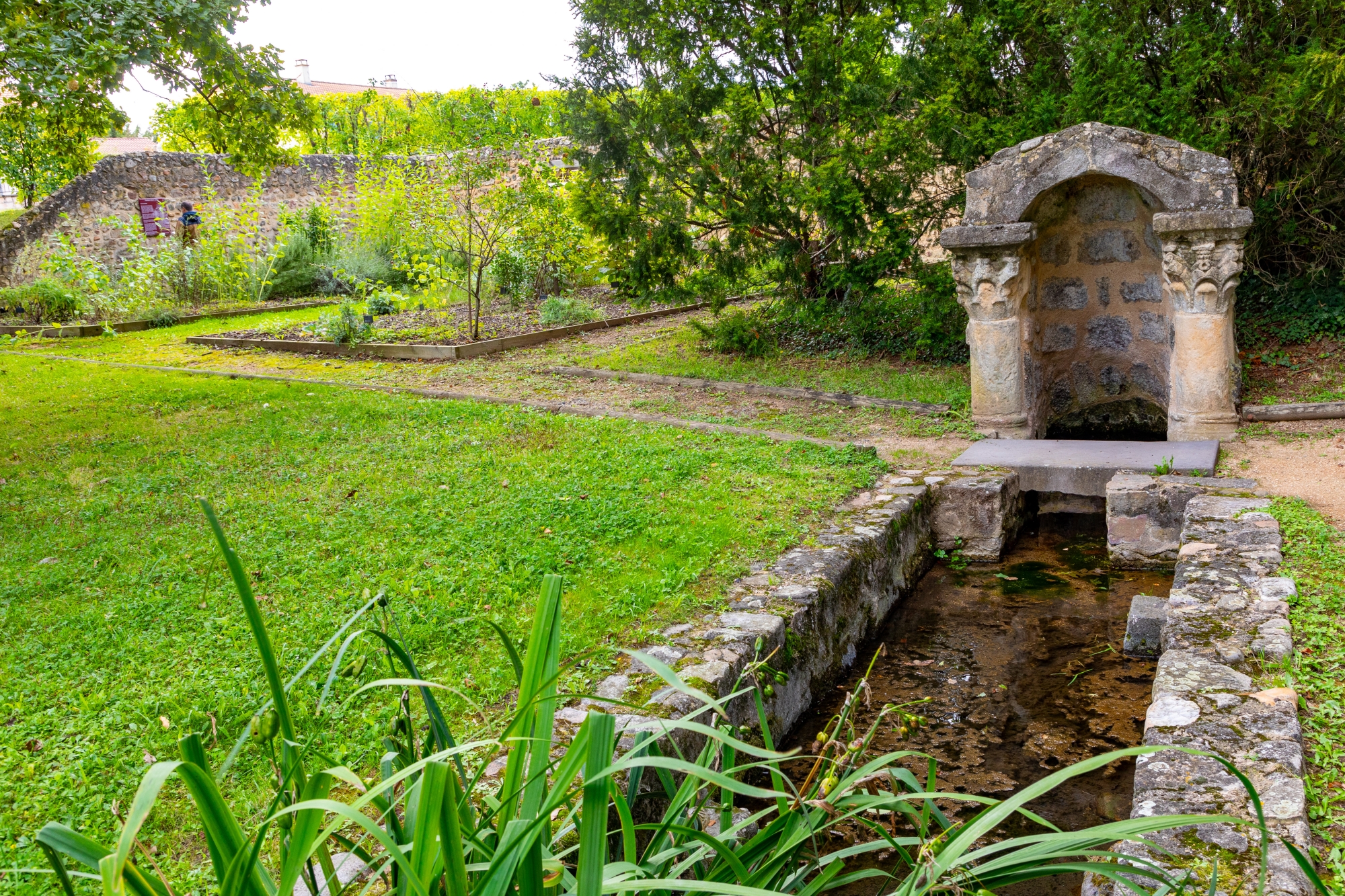 La fontaine Saint-Julien, lieu de pèlerinage au style roman.