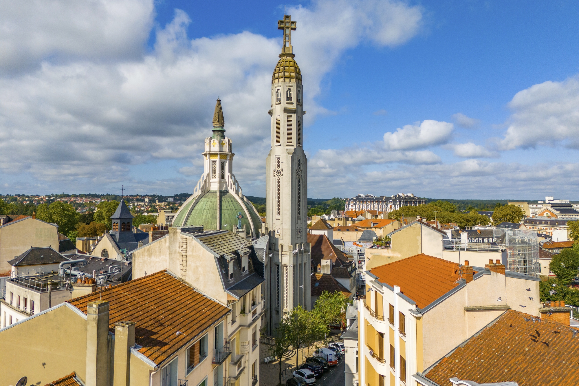 La petite église Sainte-Blaise du XVIIe-XVIIIe siècles, devenue la chapelle de l’église Notre- Dame-des-Malades, de style Art déco, édifiée entre 1925 et 1931.