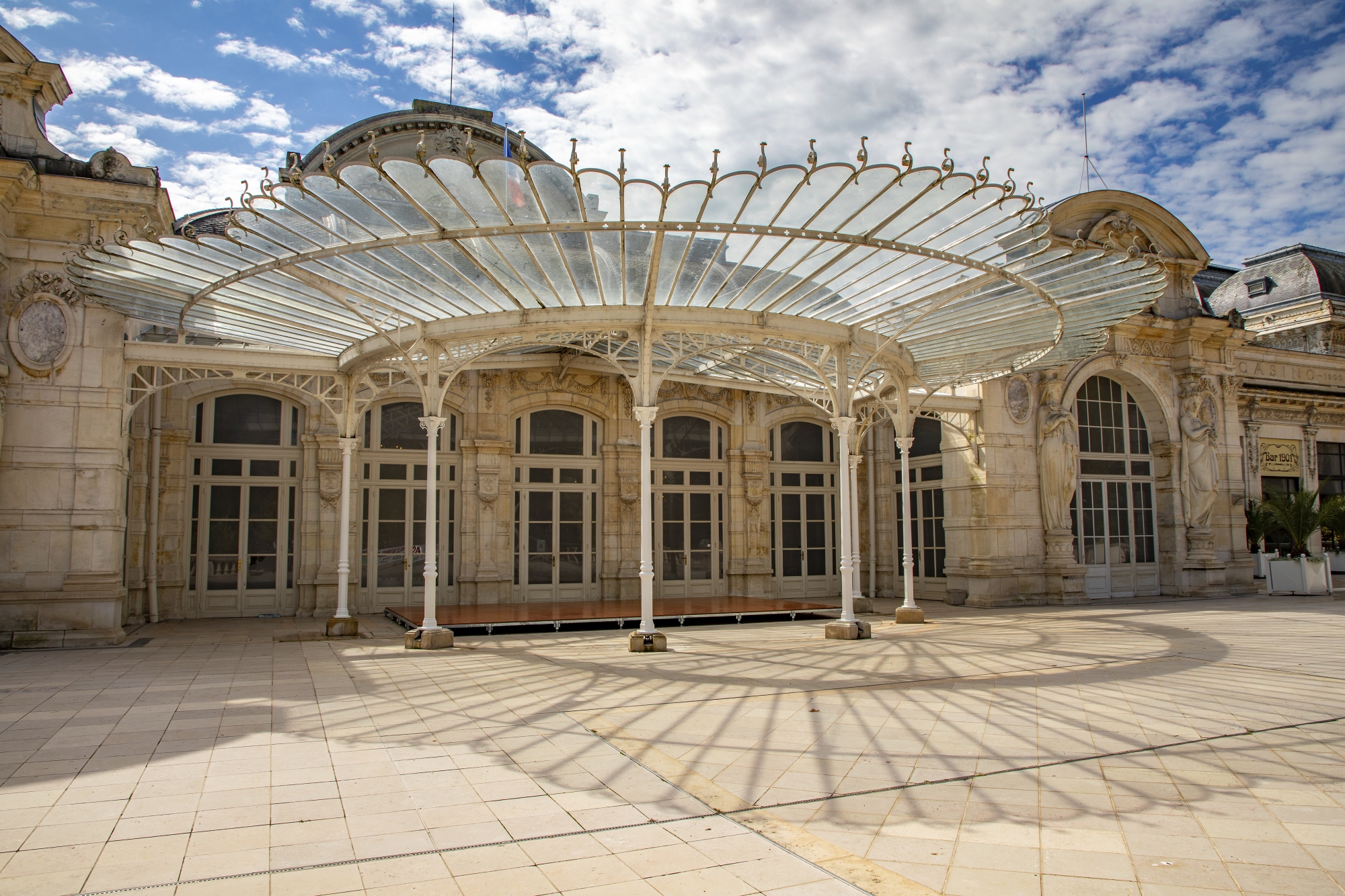 La marquise de l’entrée principale du bâtiment.