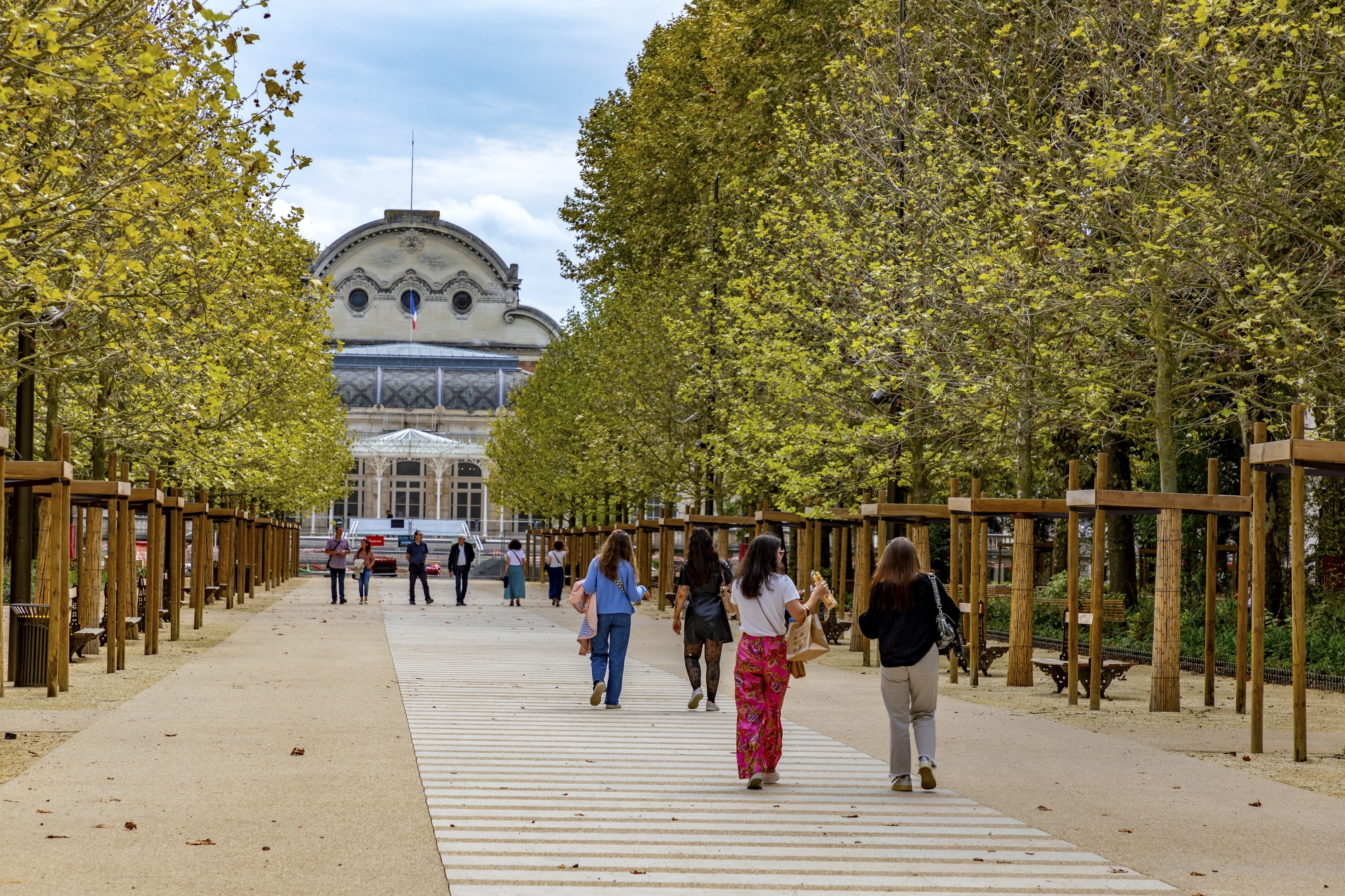 Au cœur de la ville, le parc des Sources relie le hall des Sources à l’Opéra, de style Art nouveau, inauguré en 1903. Il fait partie d’un ensemble avec le palais des congrès bâti à la place de l’ancien casino. 