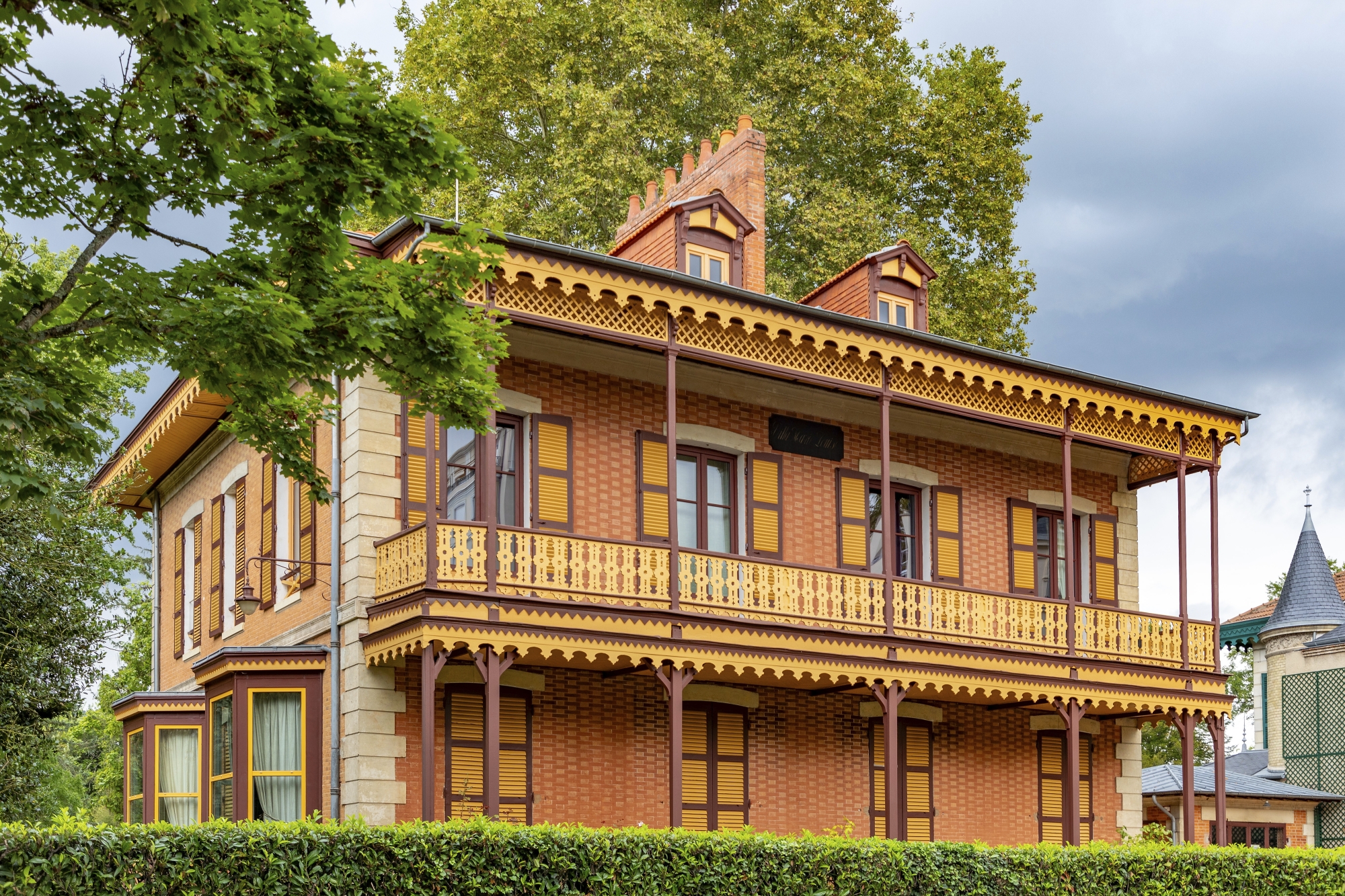Premier des cinq chalets de Napoléon III, le chalet Clermont- Tonnerre, édifié en 1863 boulevard des États-Unis, est classé au titre des monuments historiques sur la liste de 1990.