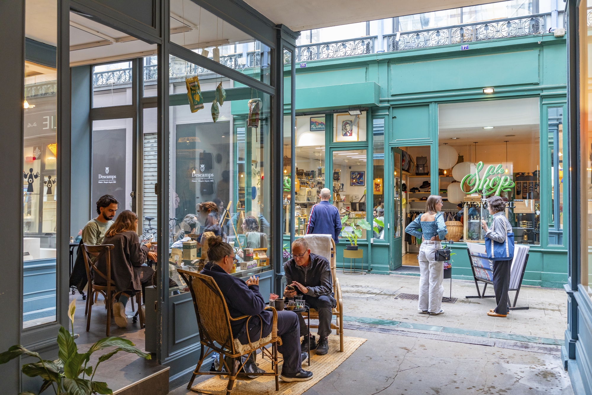 Le passage Giboin, dans le centre-ville, construit en 1888, parfaitement conservé avec sa verrière d’origine, abrite boutiques et restaurants.