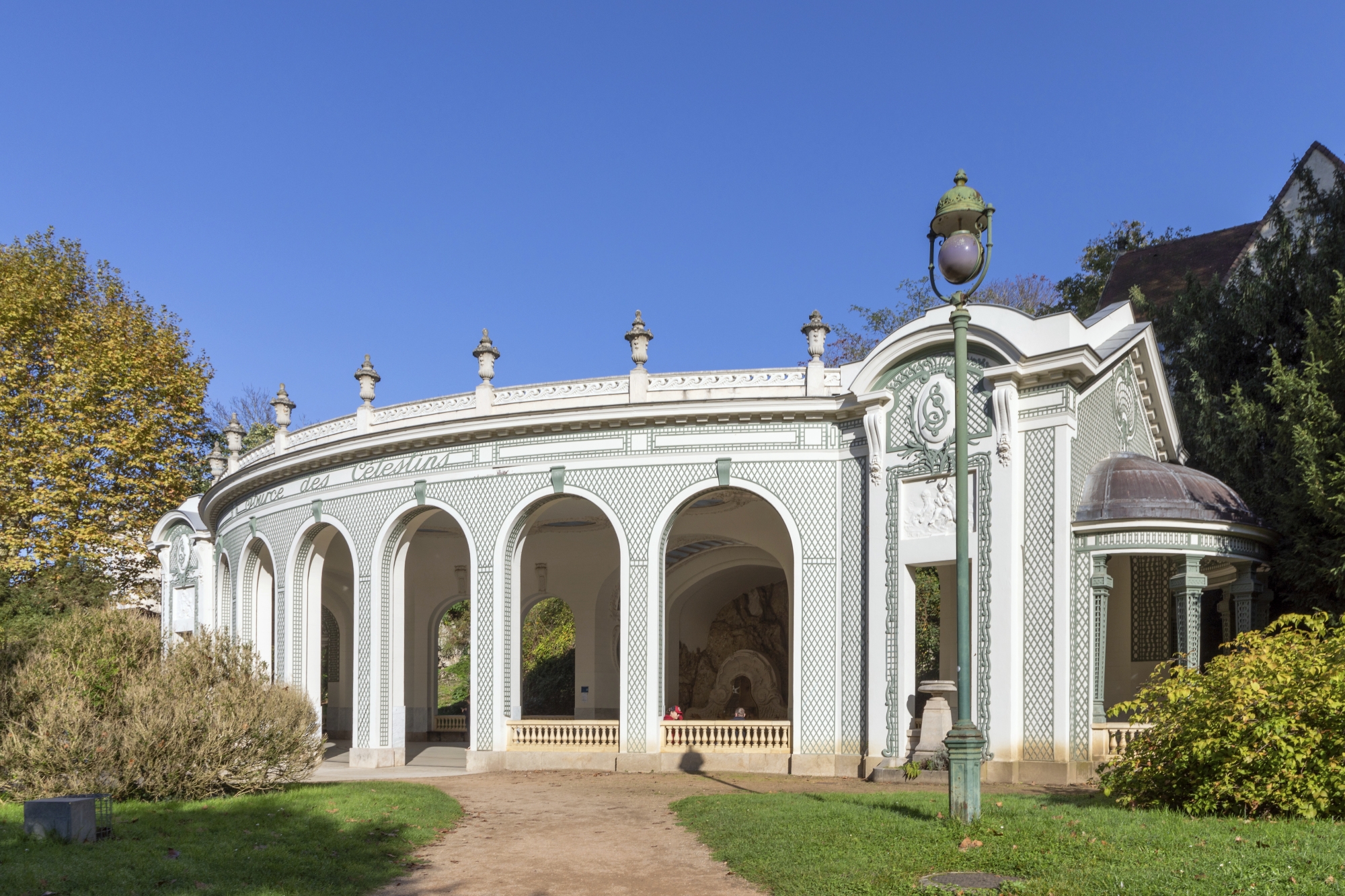 Le pavillon de la source des Célestins, la seule de Vichy à être embouteillée, date du début du XXe siècle.
