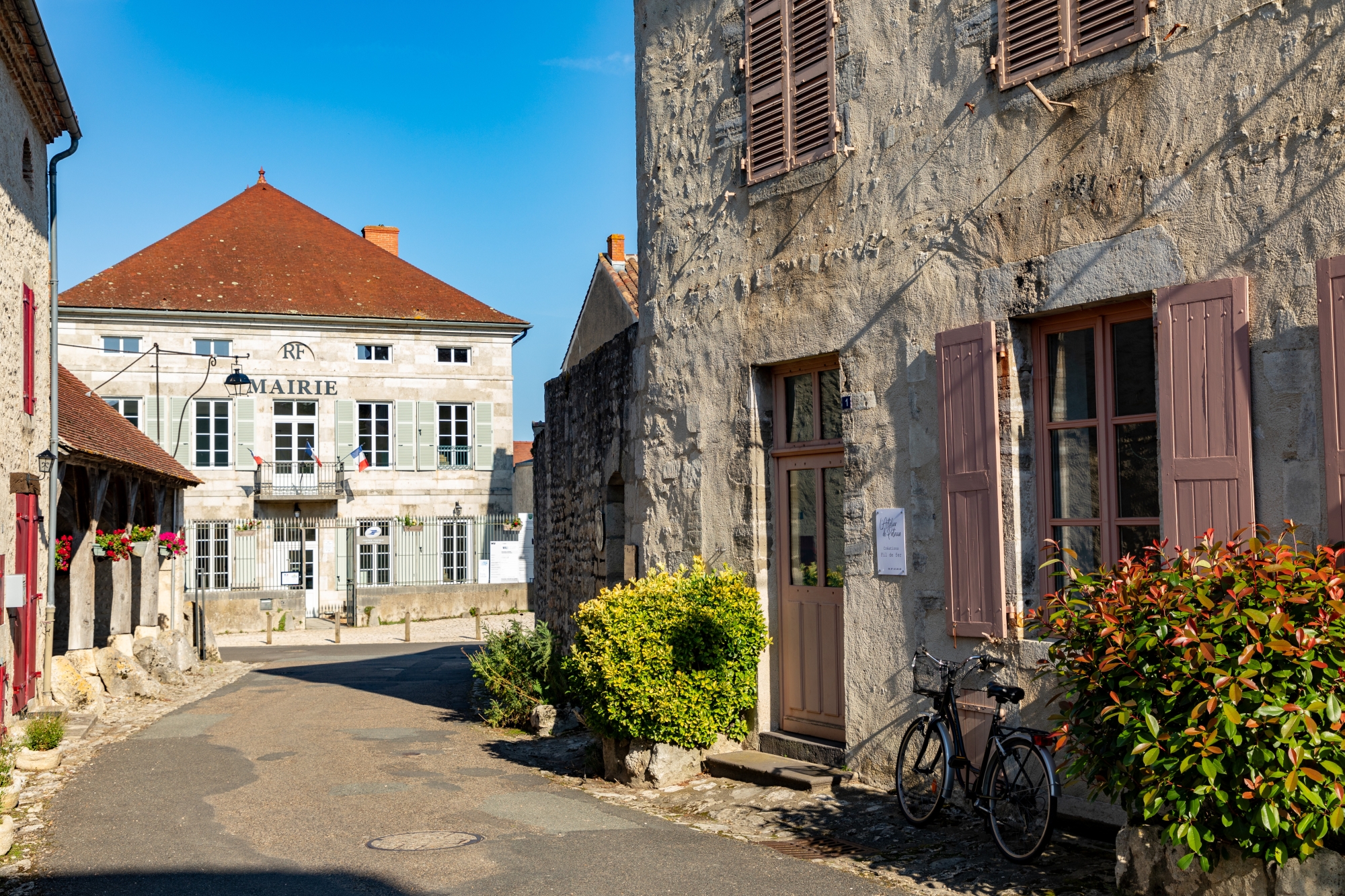 La balade dans les jolies ruelles de Charroux, à la rencontre de ses belles maisons et bâtiments anciens.