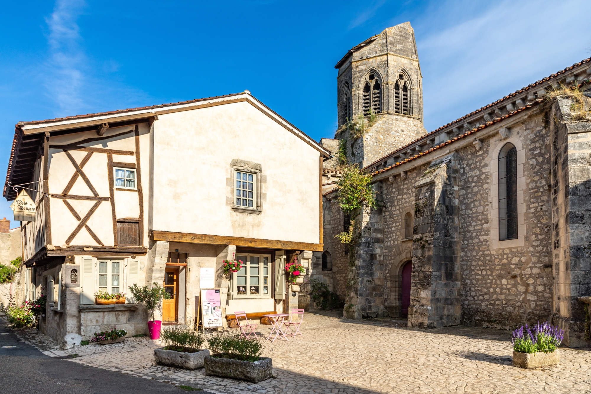 Les villages de charme jalonnent le parcours. Ci-contre, Charroux, ancienne place forte au formidable patrimoine médiéval.