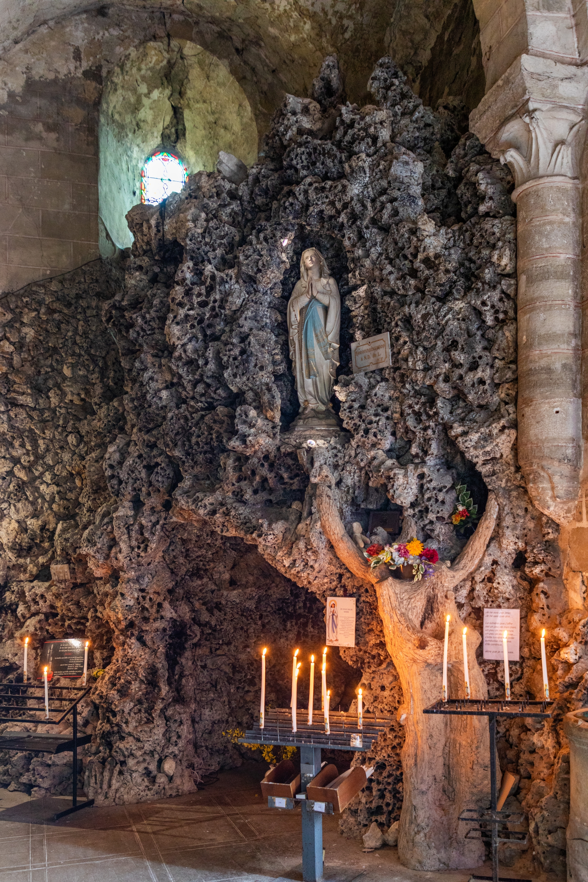 La « grotte de Lourdes » avec la statue de la Vierge Marie, au sein de l’église Saint-Jean- Baptiste de Charroux du XIIe siècle.
