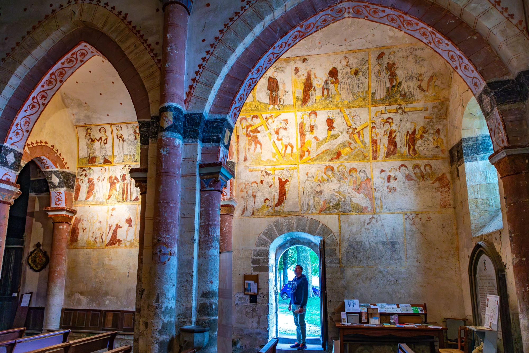 À Jenzat, les fresques murales du XVe siècle de l’église Saint-Martin, édifice roman des XIe et XIIie siècles.