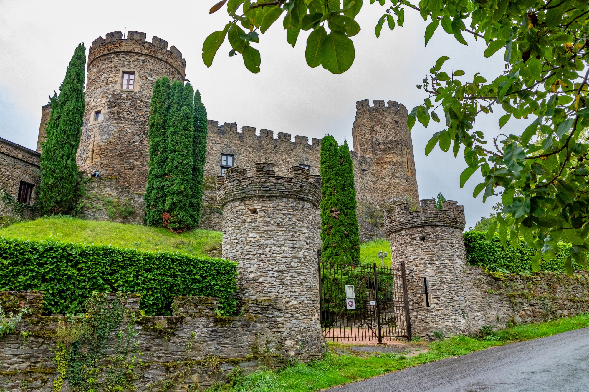 Le château de Chouvigny, résidence secondaire d'exception du couple Valérie et Jacques Beyssage.