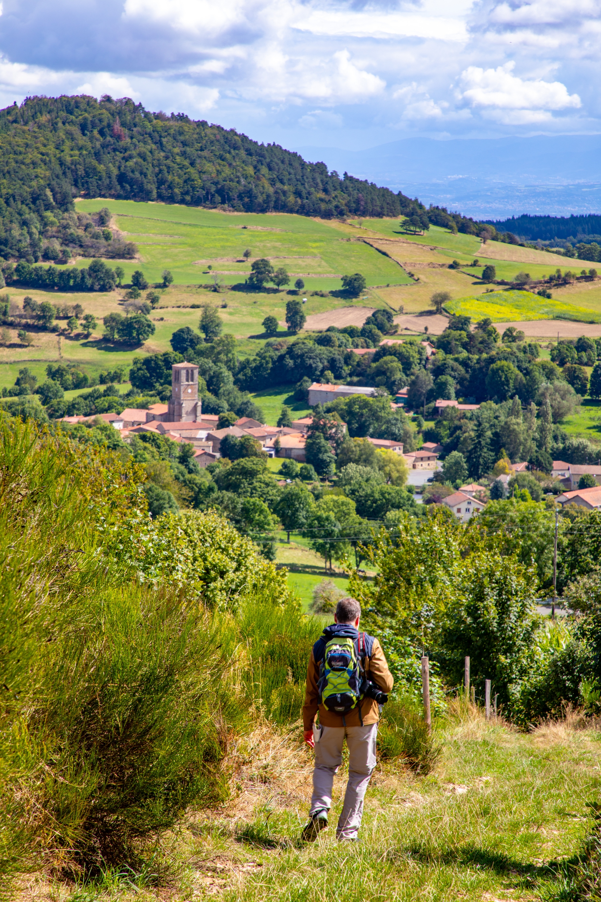 Premier paysage de l’itinéraire, la coquette commune de Roche-en- Forez, nichée dans son écrin de verdure, est entourée de plusieurs pics dont la roche Gourgon (1420 mètres) et la Grande Pierre Bazanne (1 394 mètres).