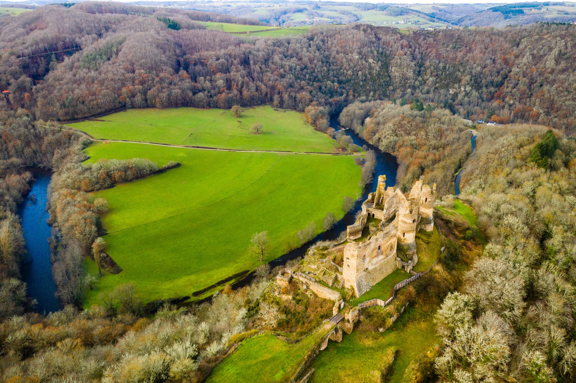Perché sur sa falaise, surplombant les gorges de la Sioule, Château- Rocher, tout près de la commune de Saint-Rémy de Blot, est une ancienne forteresse militaire du xie siècle, modifiée au xiie siècle, classée au titre des monuments historiques depuis 1913.
