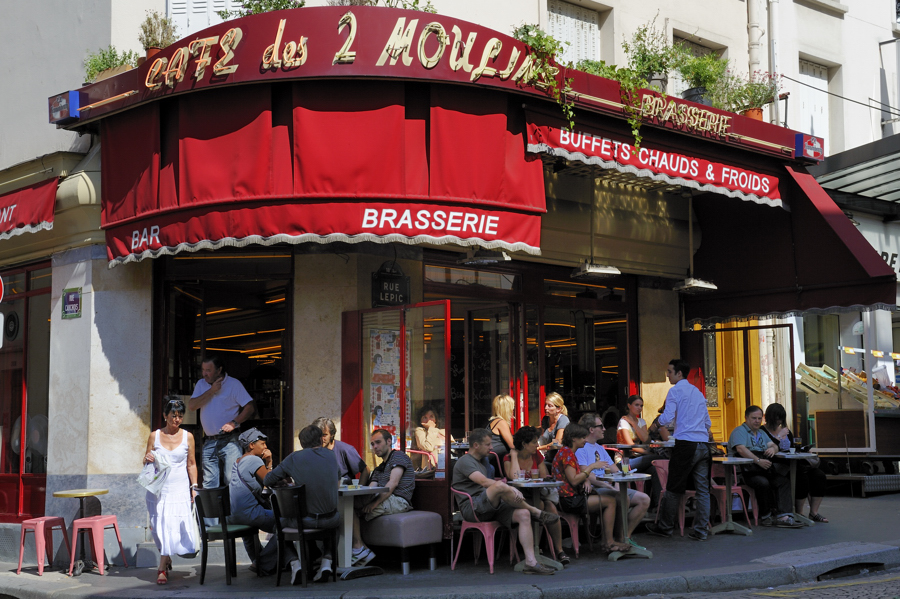 Le café des Deux Moulins dans le quartier de Montmartre à Paris, décor du film Le fabuleux destin d'Amélie Poulain