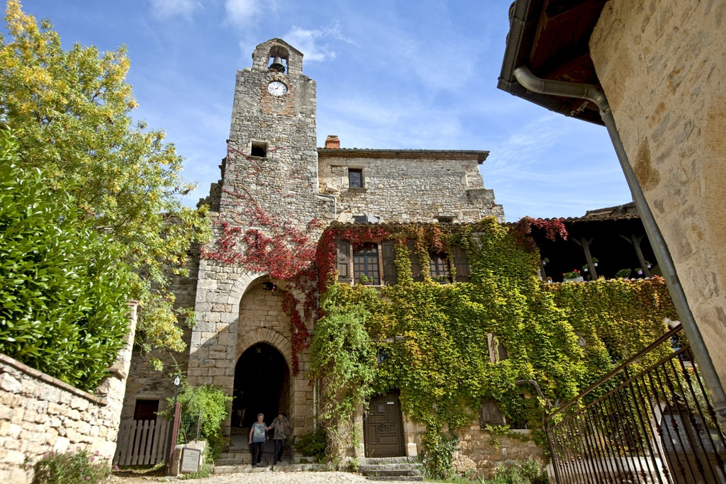 La place de l'Horloge dans le village perché de Bruniquel