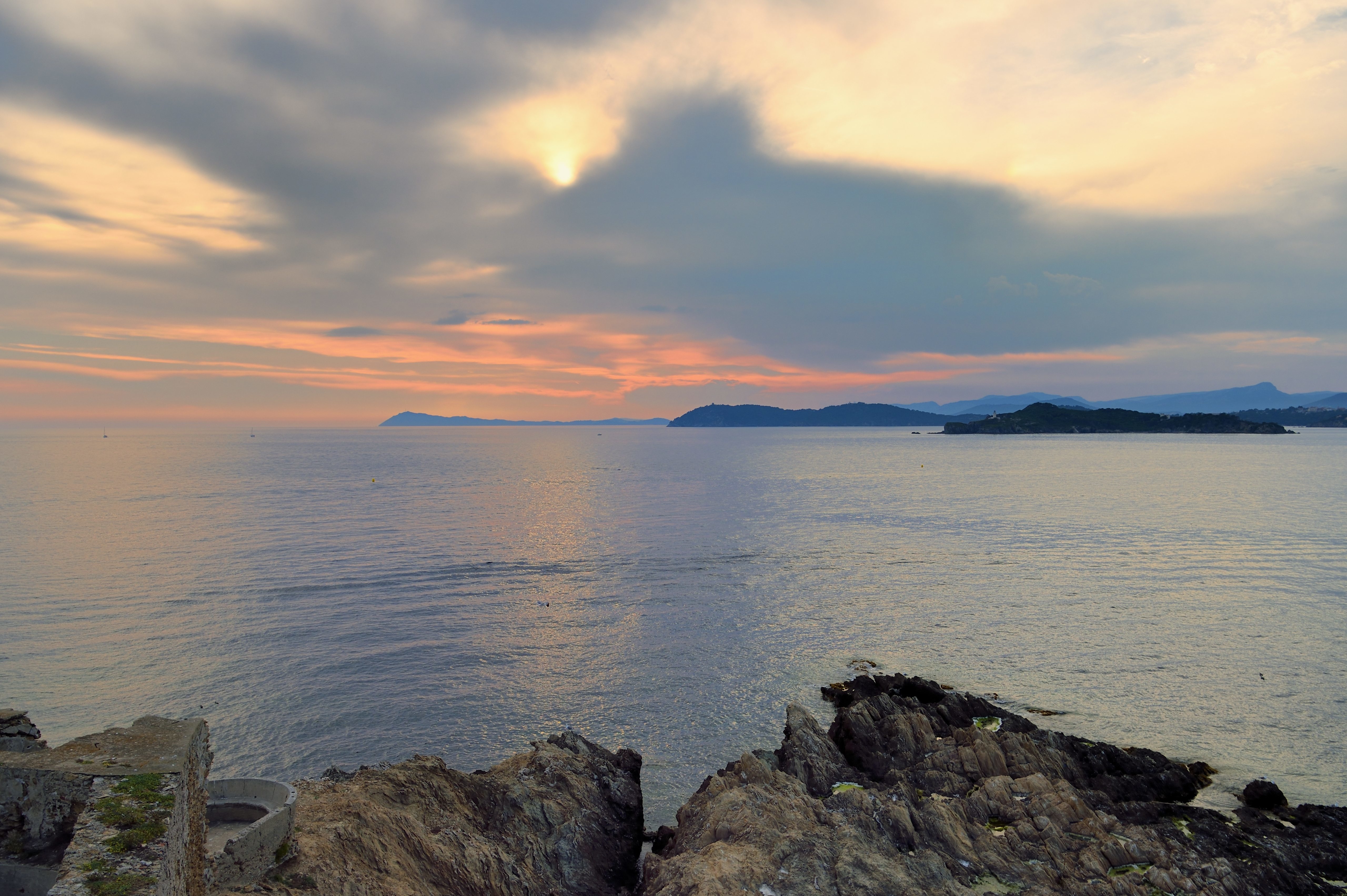 Coucher du soleil sur la presqu'île de Giens, vue depuis l'île de Porquerolles